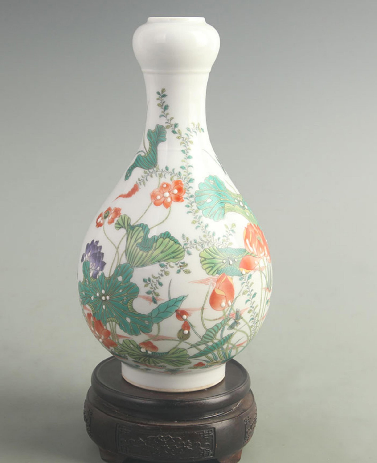 FAMILLE ROSE LOTUS GARLIC HEAD STYLE PORCELAIN VASE (1 of 5)
