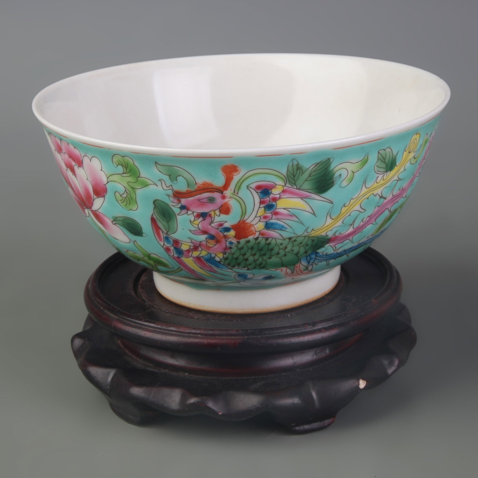A FAMILLE ROSE GREEN-GROUND PHOENIX POCELAIN BOWL: Qing Dynasty Qian Long Period; Diameter: 6.1 inch; High: 2.8 inch; Woodbase for picture and display only