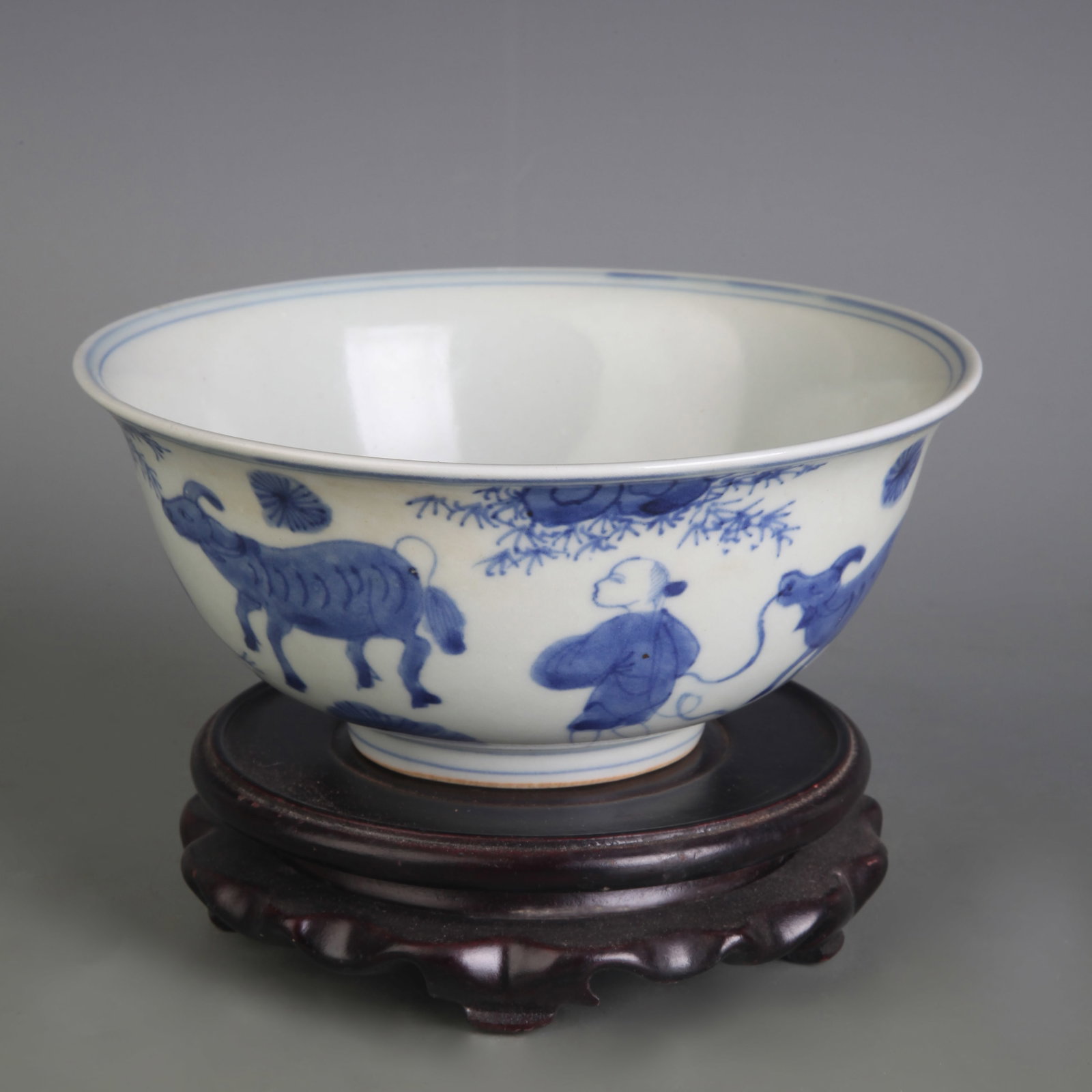 BLUE AND WHITE FIGURE PATTERN PORCELAIN BOWL (1 of 5)