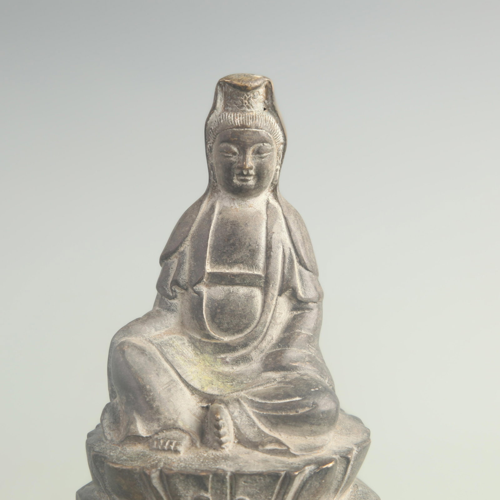 A SEATED BRONZE GUANYIN FIGURE - 2