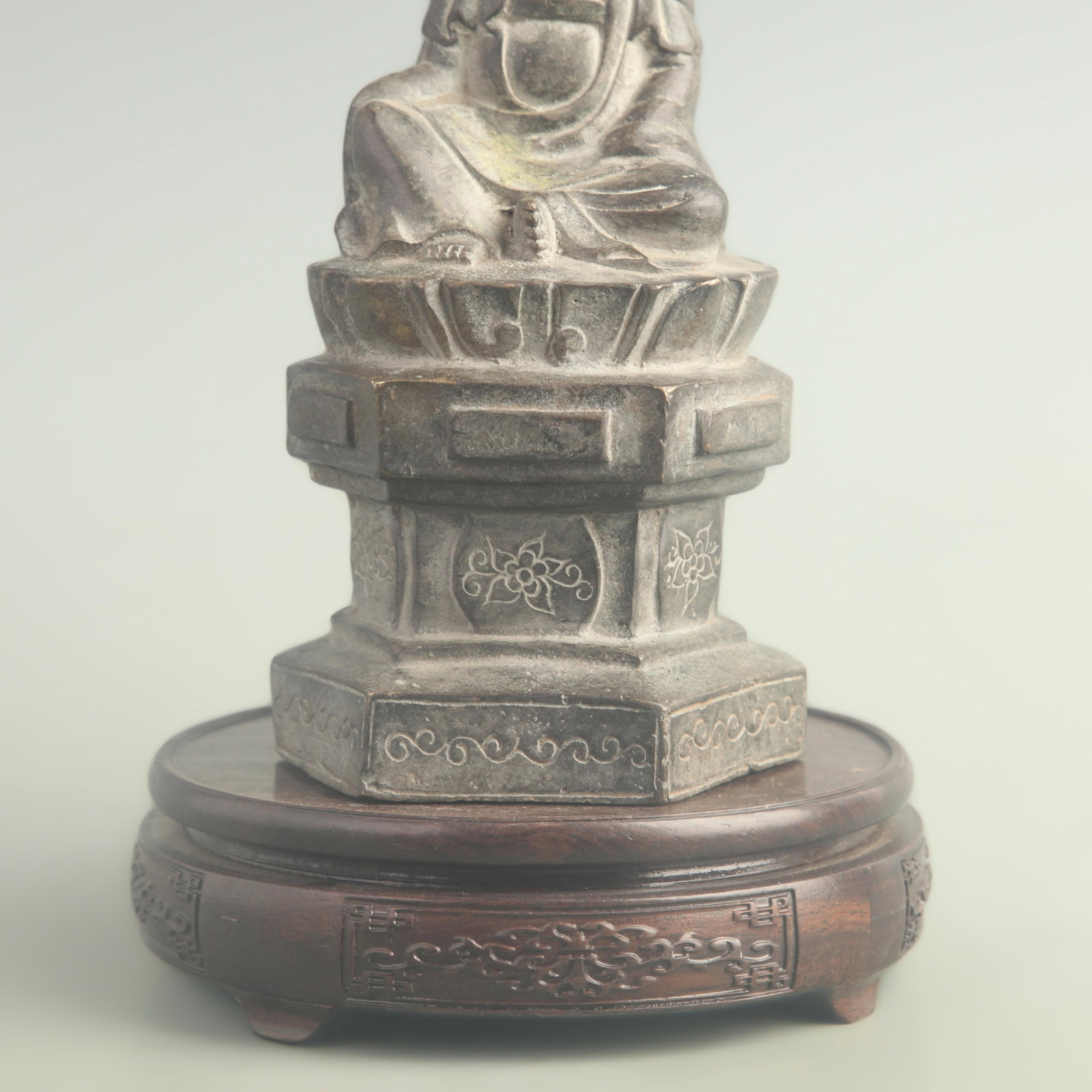 A SEATED BRONZE GUANYIN FIGURE - 3