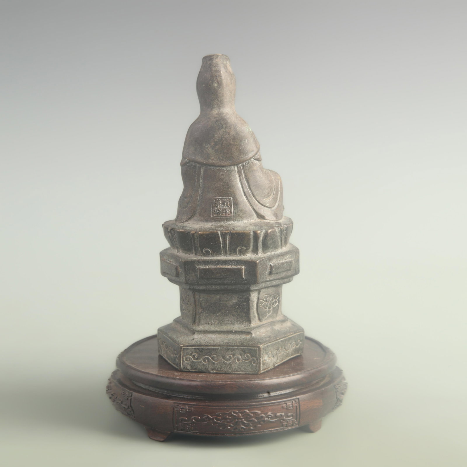 A SEATED BRONZE GUANYIN FIGURE - 4