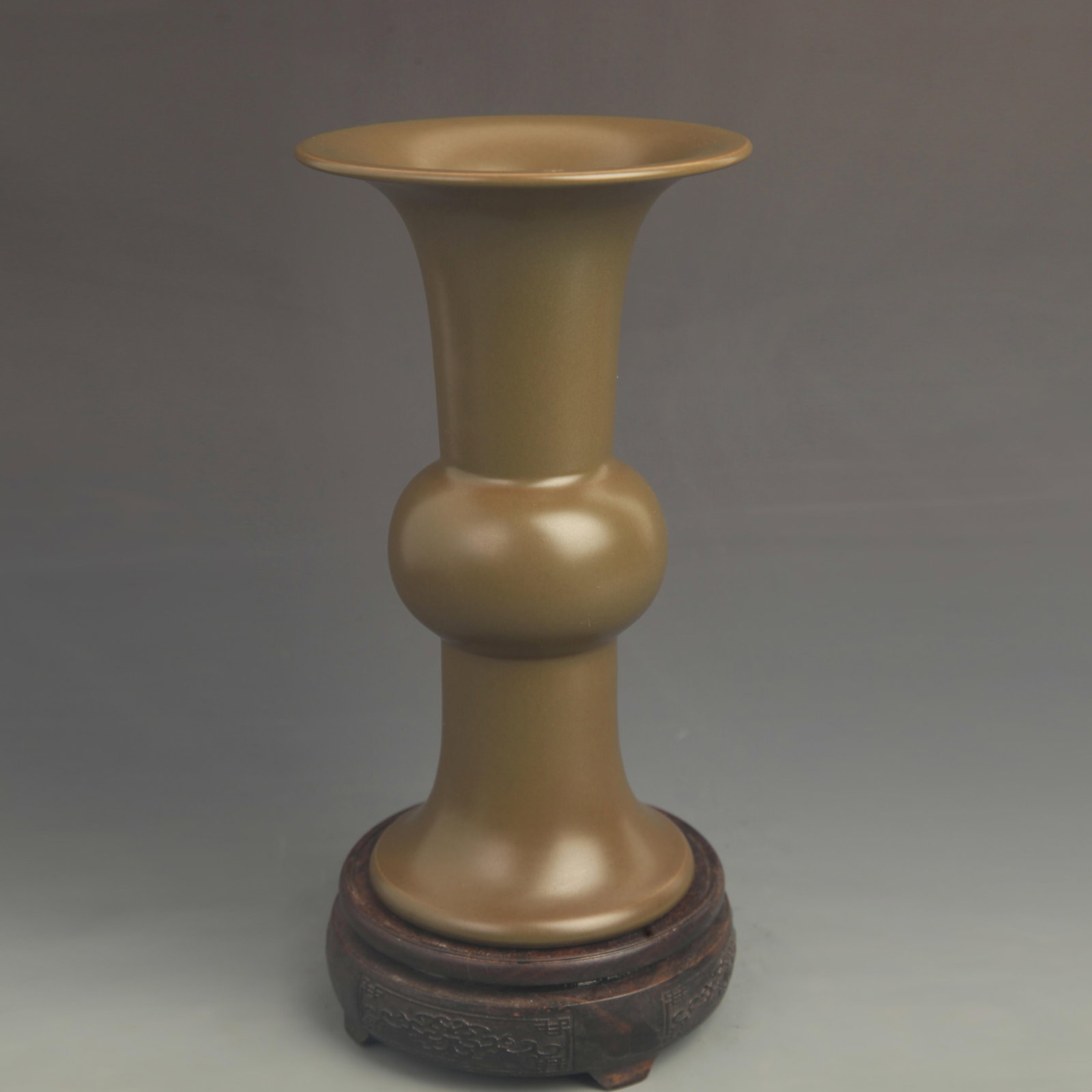 A FINE TEA COLOR GLAZED PORCELAIN FLOWER VASE: Qing Dynasty Yong Zheng Period; High: 10.0 inch; Diameter: 5.50 inch; Woodbase for picture and display only