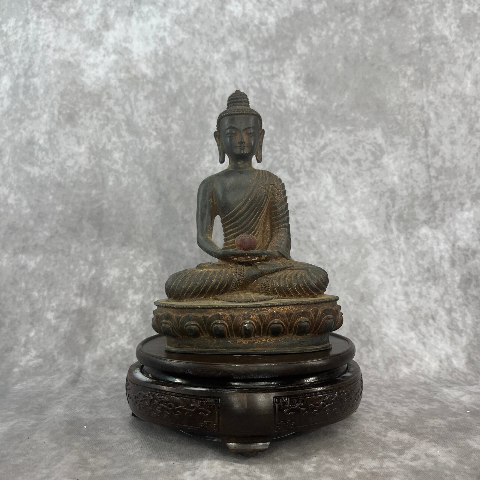 A FINE BRONZE SHAKYAMUNI BUDDHA STATUE (1 of 6)