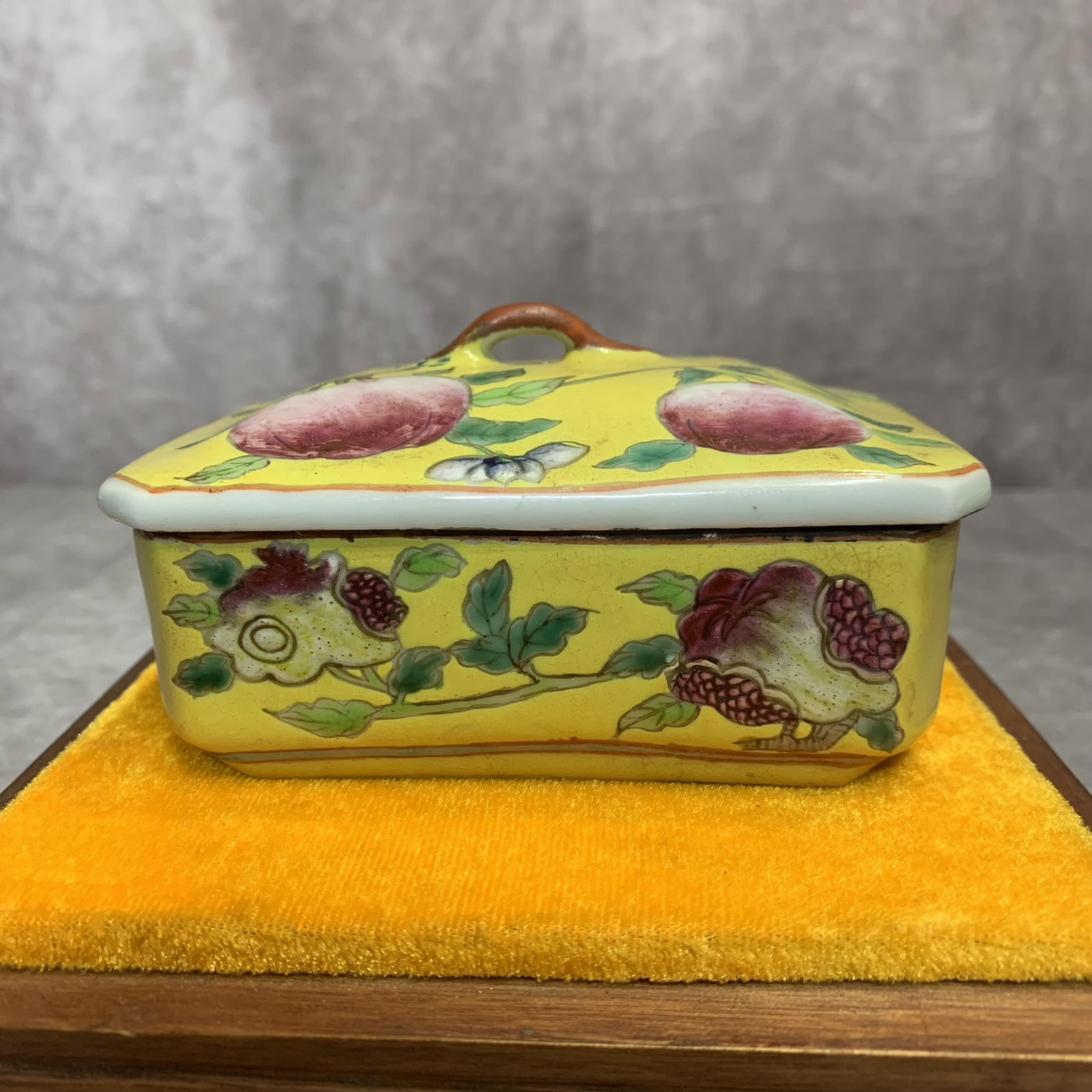 A FINE SMALL FAMILLE ROSE FLOWER PATTERN PORCELAIN BOX: Qing Dynasty; High: 2.1 inch; Width: 3.4 inch; Long: 4.6 inch ; Woodbase for picture and display only