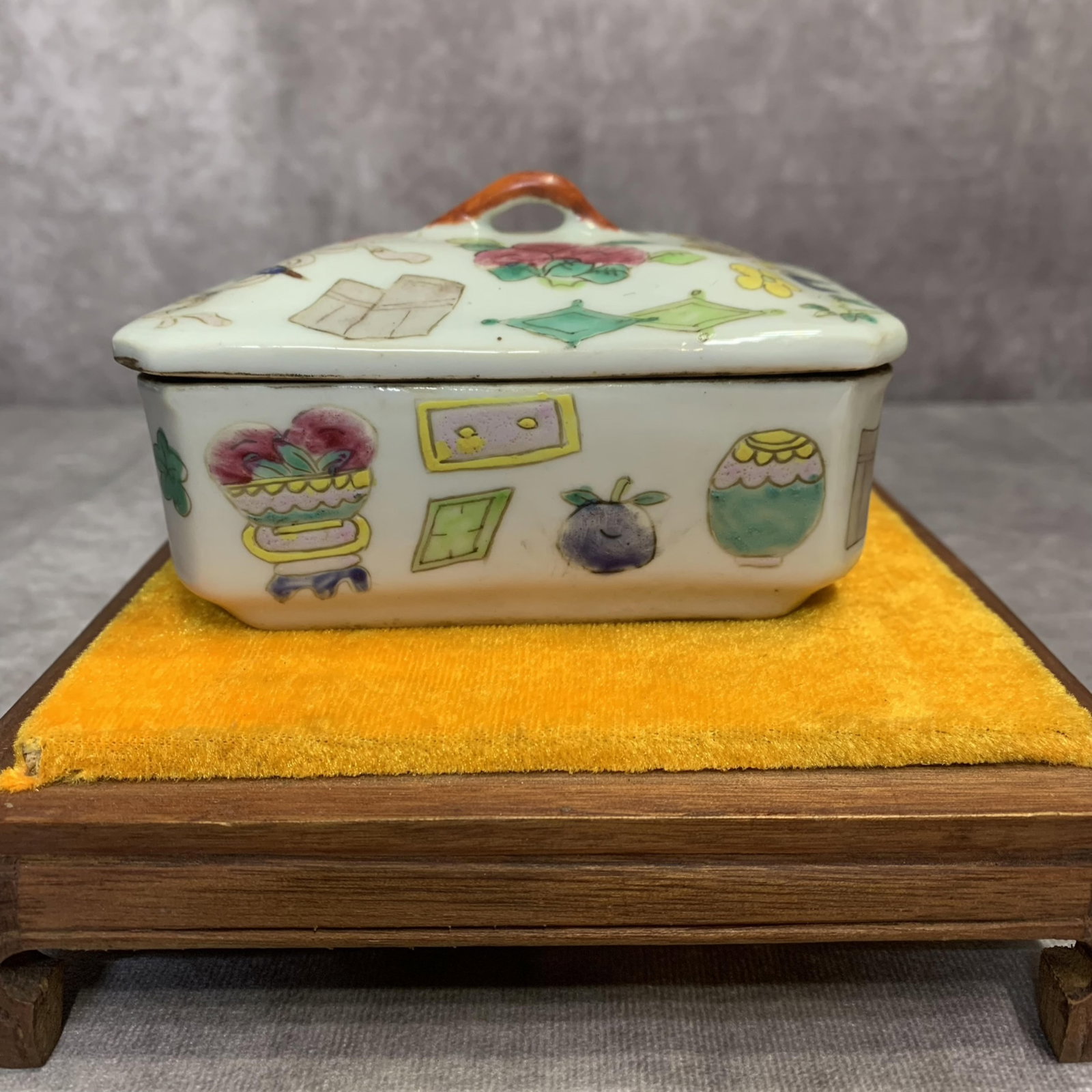 A FINE FAMILLE ROSE PORCELAIN BOX WITH COVER: Qing Dynasty; High: 2.1 inch; Width: 3.4 inch; Long: 4.6 inch; Woodbase for picture and display only