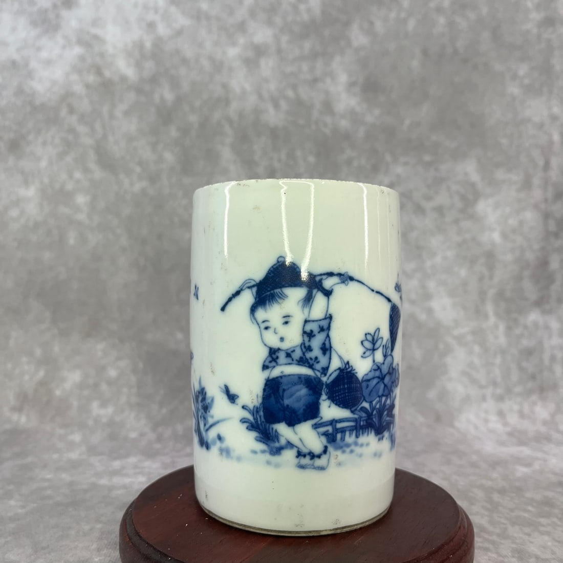 A FINE BLUE AND WHITE BOY PLAYING PATTERN PORCELAIN PEN HOLDER: 20th Century; Heigh: 4.7 inch; Diameter: 3.2 inch; Woodbase for picture and display only