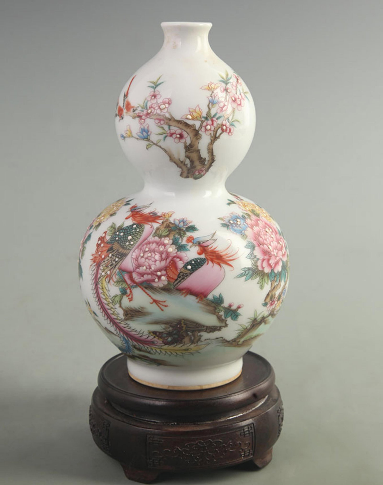 AN ENAMEL-PAINTED GOURD VASE WITH FLORAL AND BIRD DECORATION: Qing Dynasty Qian Long Period; High: 8.20 inch; Width: 4.50 inch; Woodbase for picture and display only