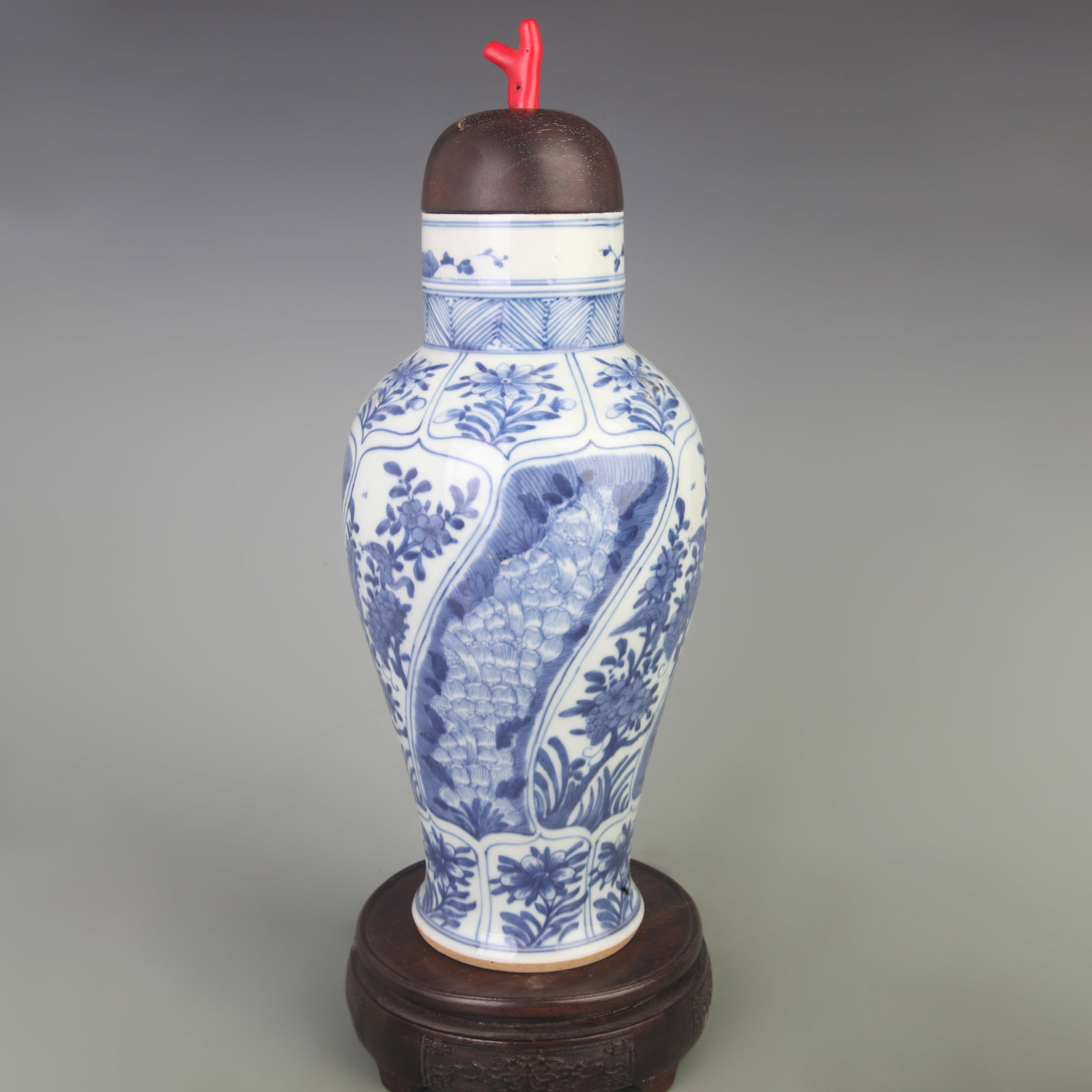 A BLUE AND WHITE DRAGON AND FLORAL GENERAL JAR WITH HARDWOOD COVER AND CORAL FINIAL: Qing Dynasty; Diameter: 4.8 inch; High: 13.3 inch; Woodbase for picture and display only