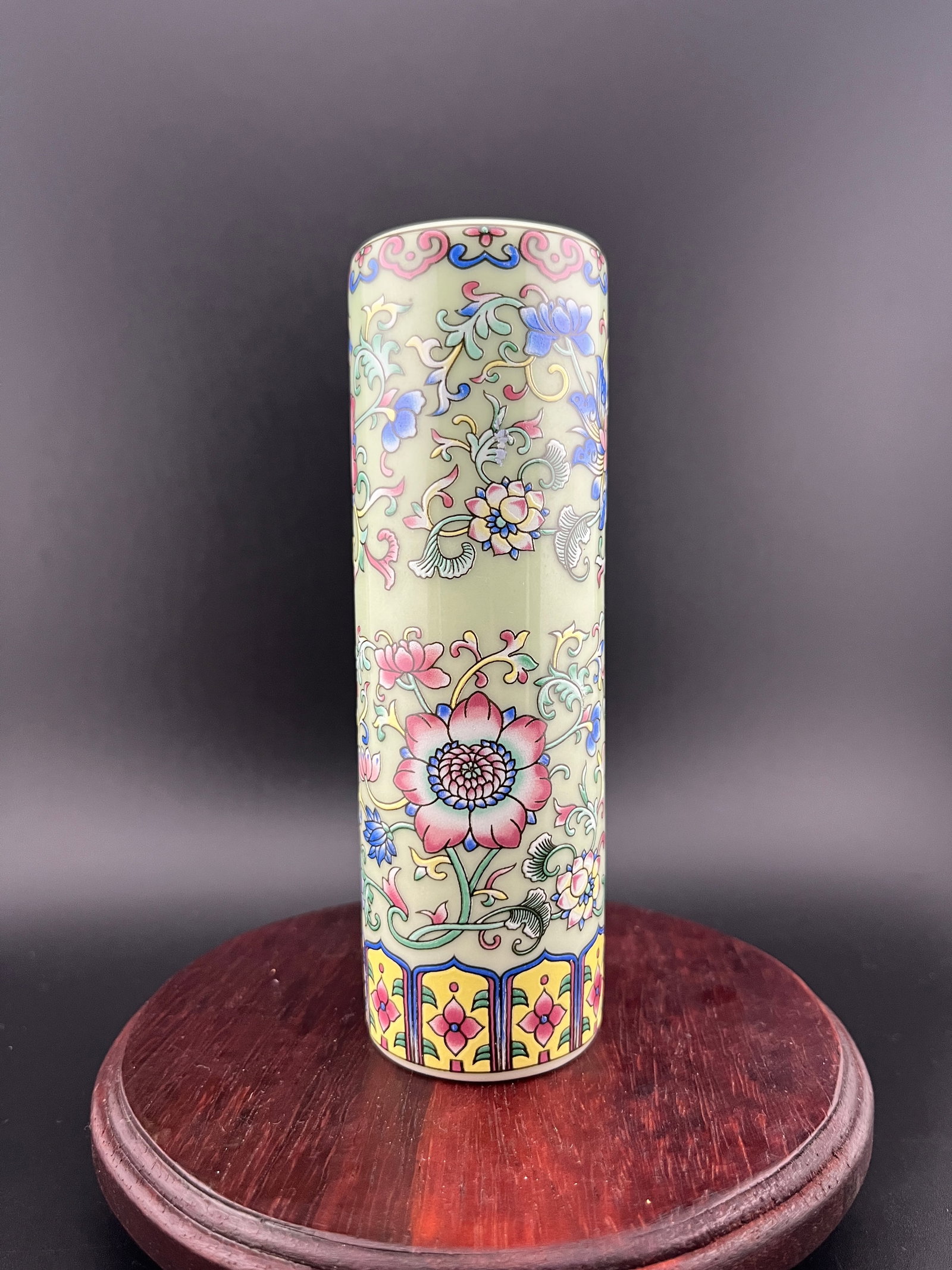 A FINE FAMILLE ROSE PORCELAIN SLIM PEN HOLDER: Qing Dynasty; Heigh: 5.2 inch; Diameter: 1.6 inch; Woodbase for picture and display only