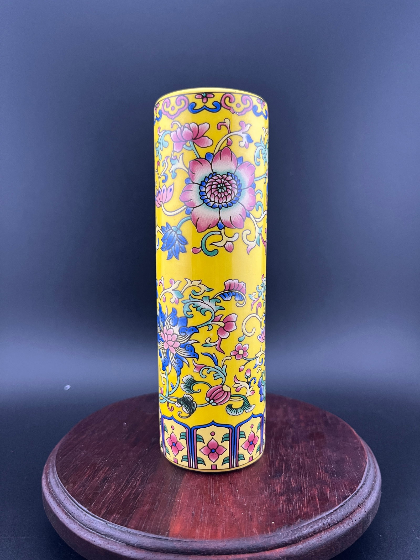 A FINE FAMILLE ROSE PORCELAIN SLIM PEN HOLDER: Qing Dynasty; Heigh: 5.2 inch; Diameter: 1.6 inch; Woodbase for picture and display only
