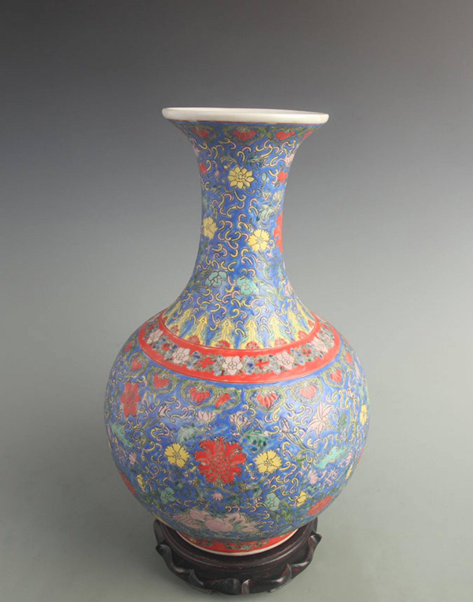 BLUE-GROUND FLORAL PATTERN PORCELAIN VASE: Qing Dynasty; High: 15.5 inch; Width: 9.50 inch; Woodbase for picture and display only