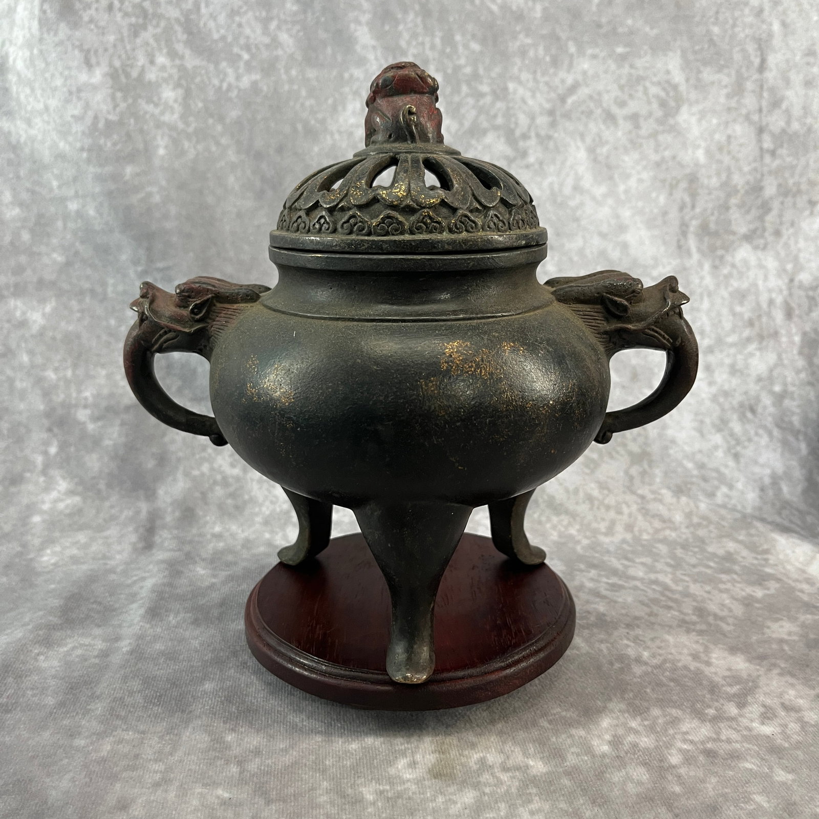 A FINE BRONZE TRIPOD INCENSE BURNER: 20th Century; Long: 8.4 inch; Width:5.7 inch; Heigh: 8 inch; Woodbase for picture and display only