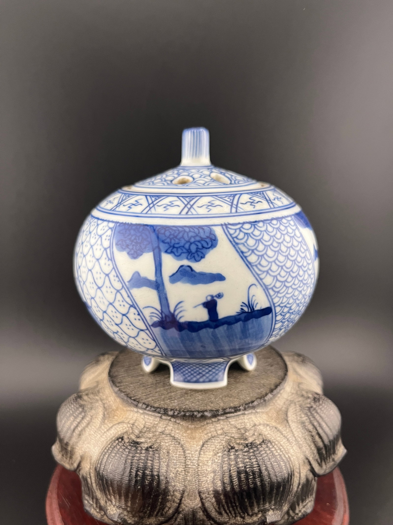 A FINE BLUE AND WHITE STORY PATTERN PORCELAIN JAR WITH LID: Qing Dynasty; Heigh: 3.7 inch; Diameter: 3.6 inch; Woodbase for picture and display only