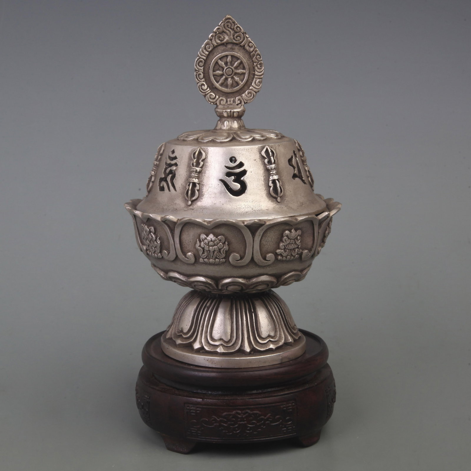 A FINE WHITE BRONZE INCENSE BURNER: Qing Dynasty; Diameter: 5.0 inch; High: 8.0 inch; Woodbase for picture and display only