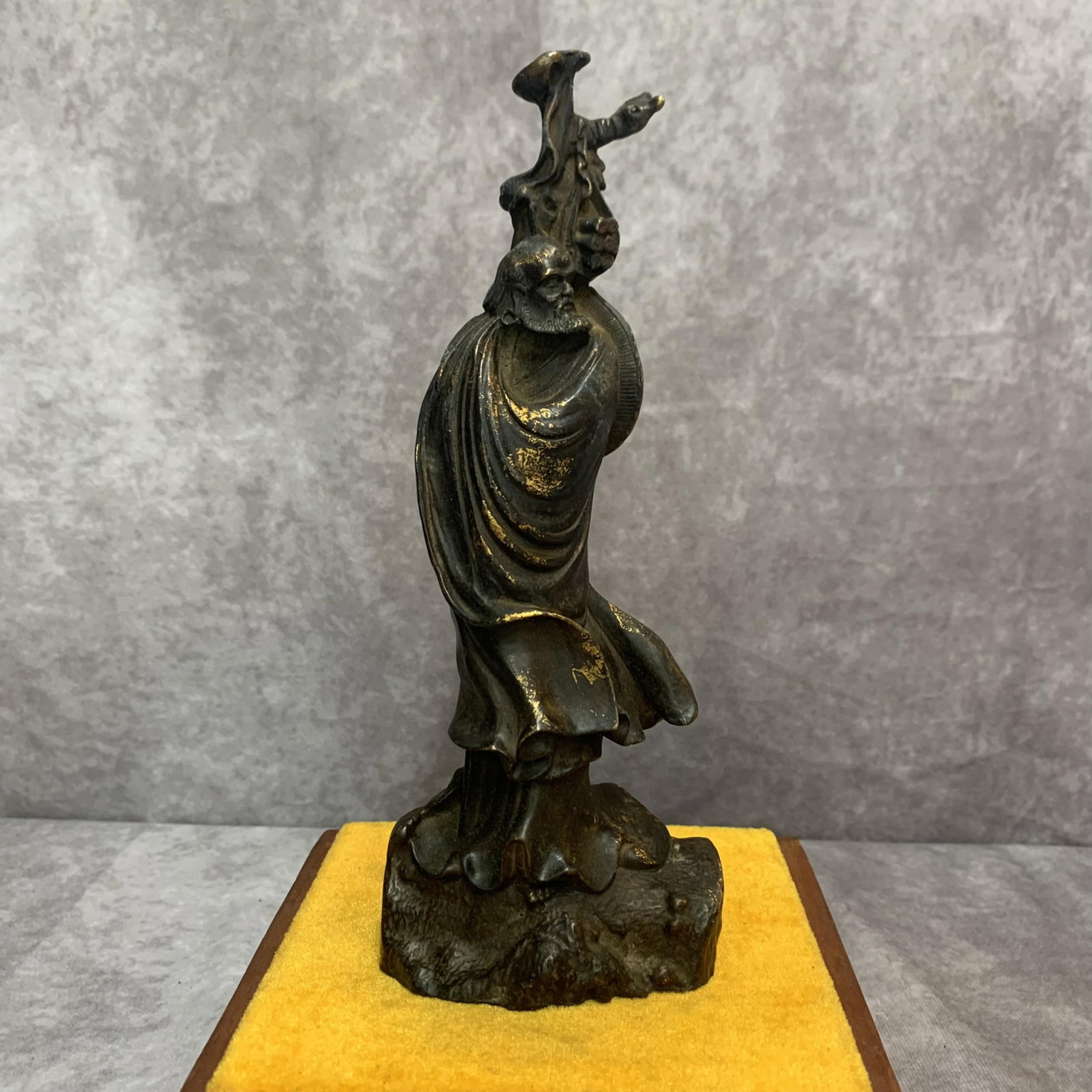 A FINE BRONZE BODHIDHARMA ROHAN STATUE: 20th Century; High: 9.1 inch; Width: 3.4 inch; Long: 2.2 inch; Woodbase for picture and display only