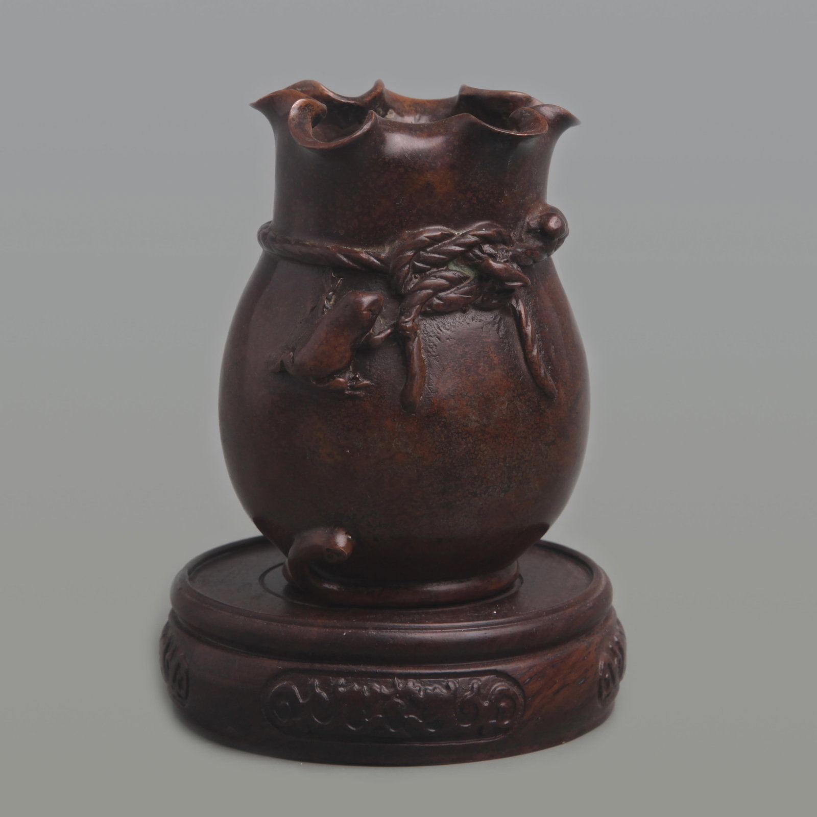 A FINE LEAF SHAPED TOP SMALL BRONZE JAR: Qing Dynasty; Diameter: 3.0 inch; High: 4.0 inch; Woodbase for picture and display only