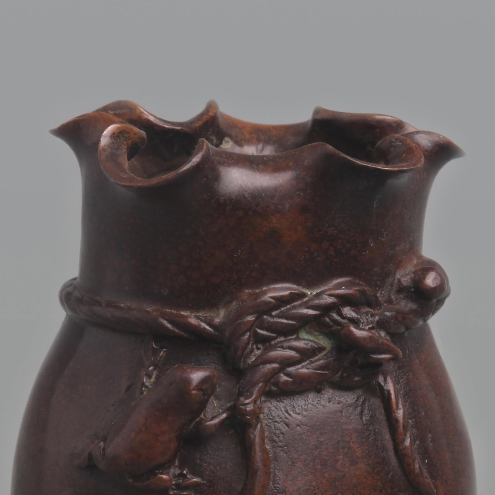 A FINE LEAF SHAPED TOP SMALL BRONZE JAR - 2