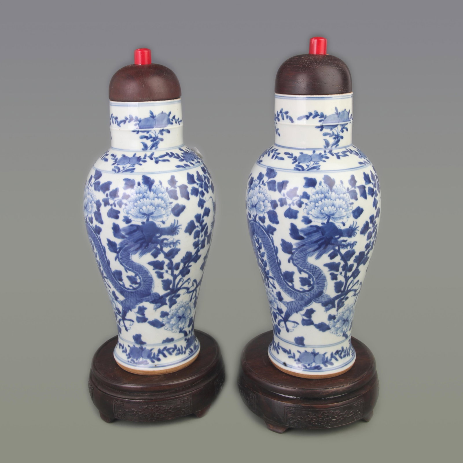 RARE BLUE AND WHITE FLOWER PATTERN GENERAL TYPE JAR: Qing Dynasty, Diameter:4.3 inch; High: 12.3 inch; Woodbase for picture and display only