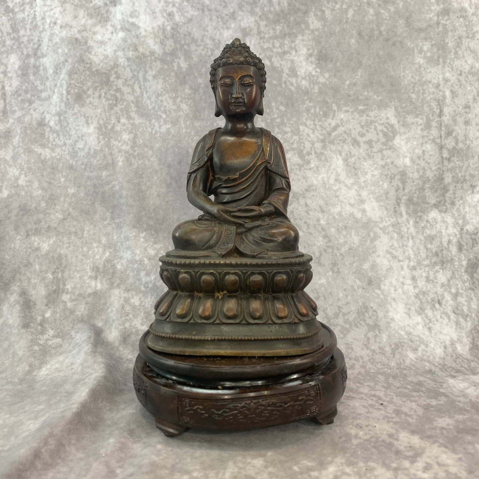 A FINE BRONZE MEDITATING BUDDHA STATUE (1 of 5)