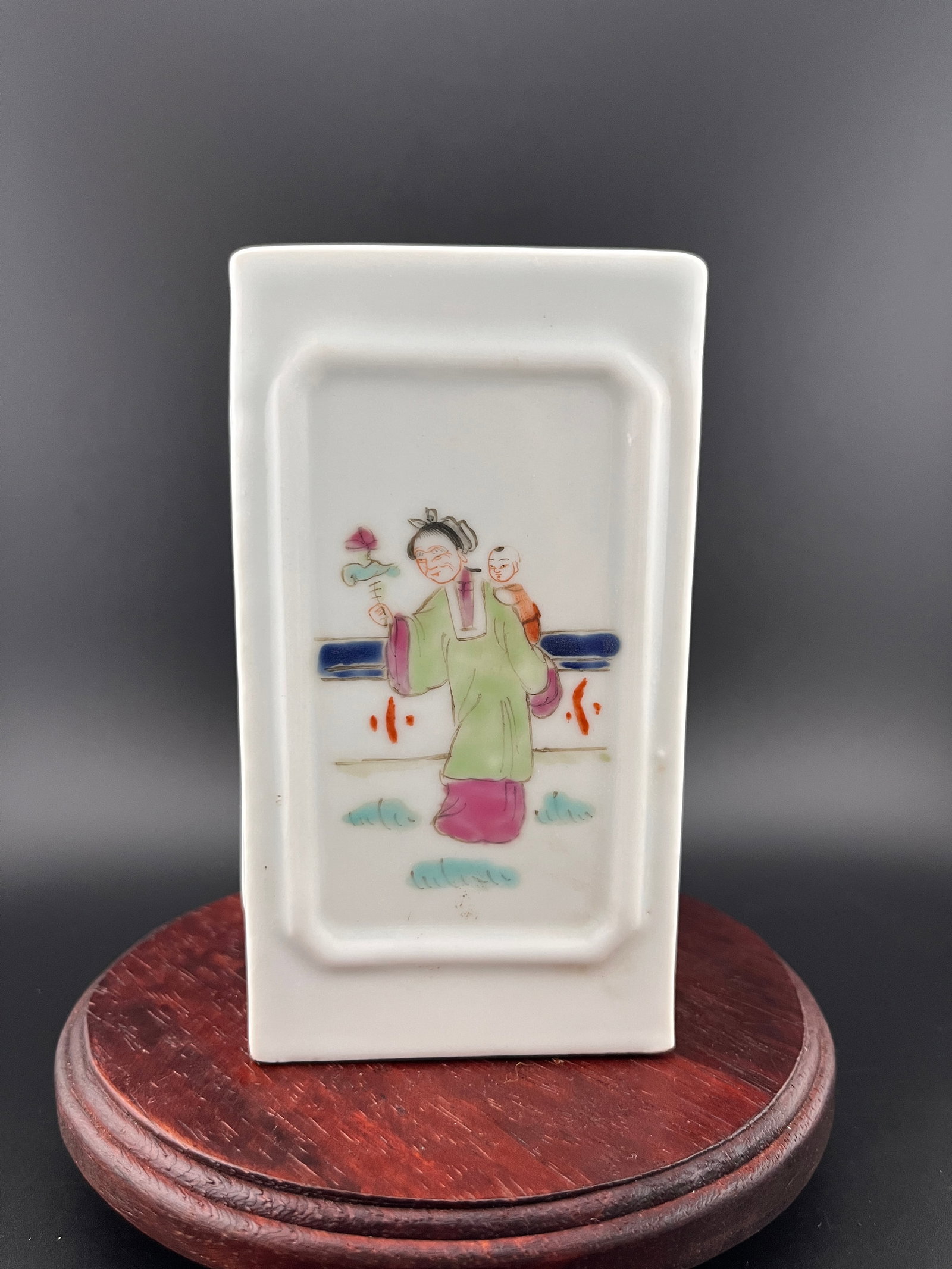 FAMILLE ROSE "MOTHER AND CHILD" PATTERN PORCELAIN PEN HOLDER: Qing Dynasty; Long: 2.7 inch; Width:2.7 inch; Heigh: 4.7 inch; Woodbase for picture and display only
