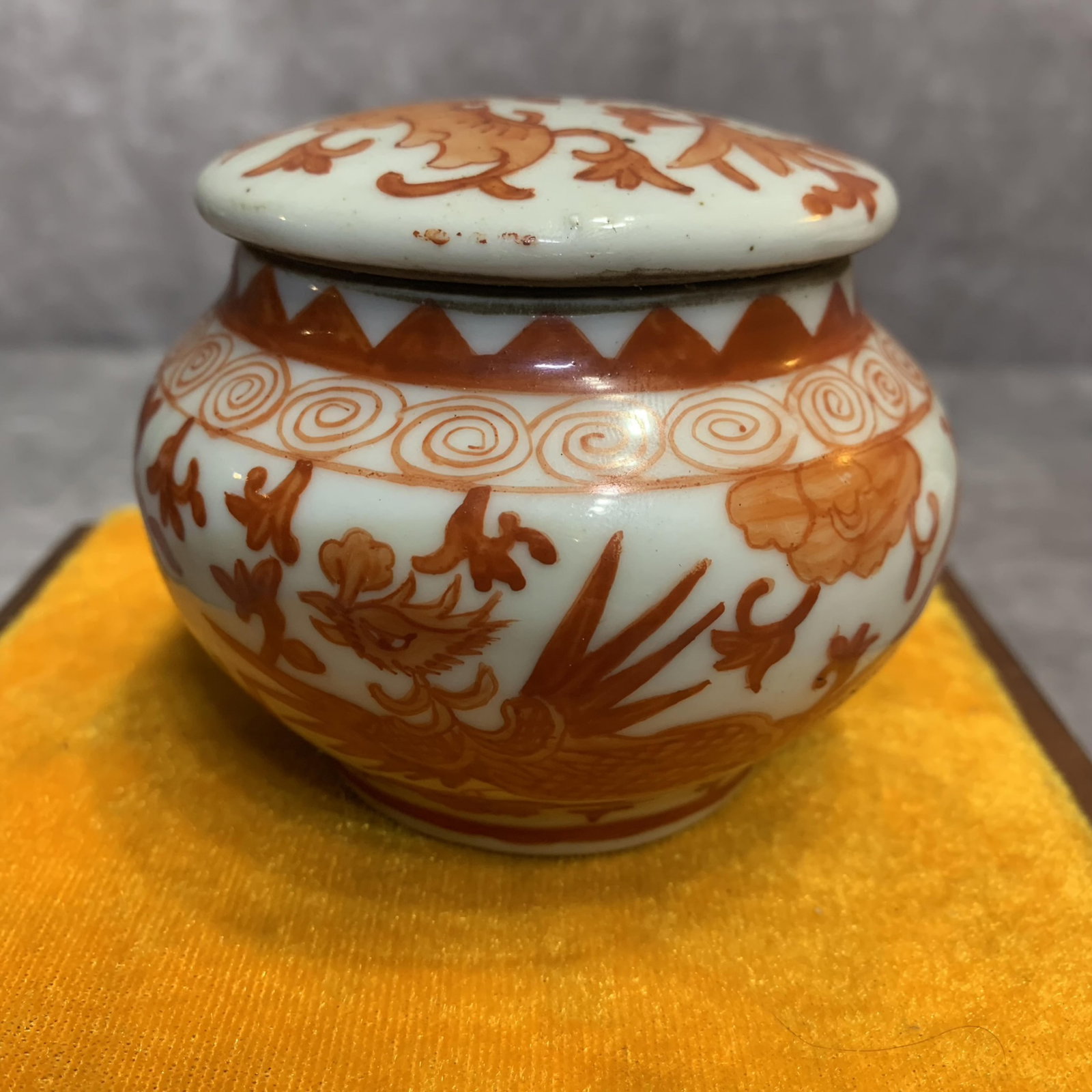 YOU LI HONG PATTERN ROUND PORCELAIN VASE WITH LID: Qing Dynasty; High: 3.0 inch; Diameter: 3.6 inch ; Woodbase for picture and display only