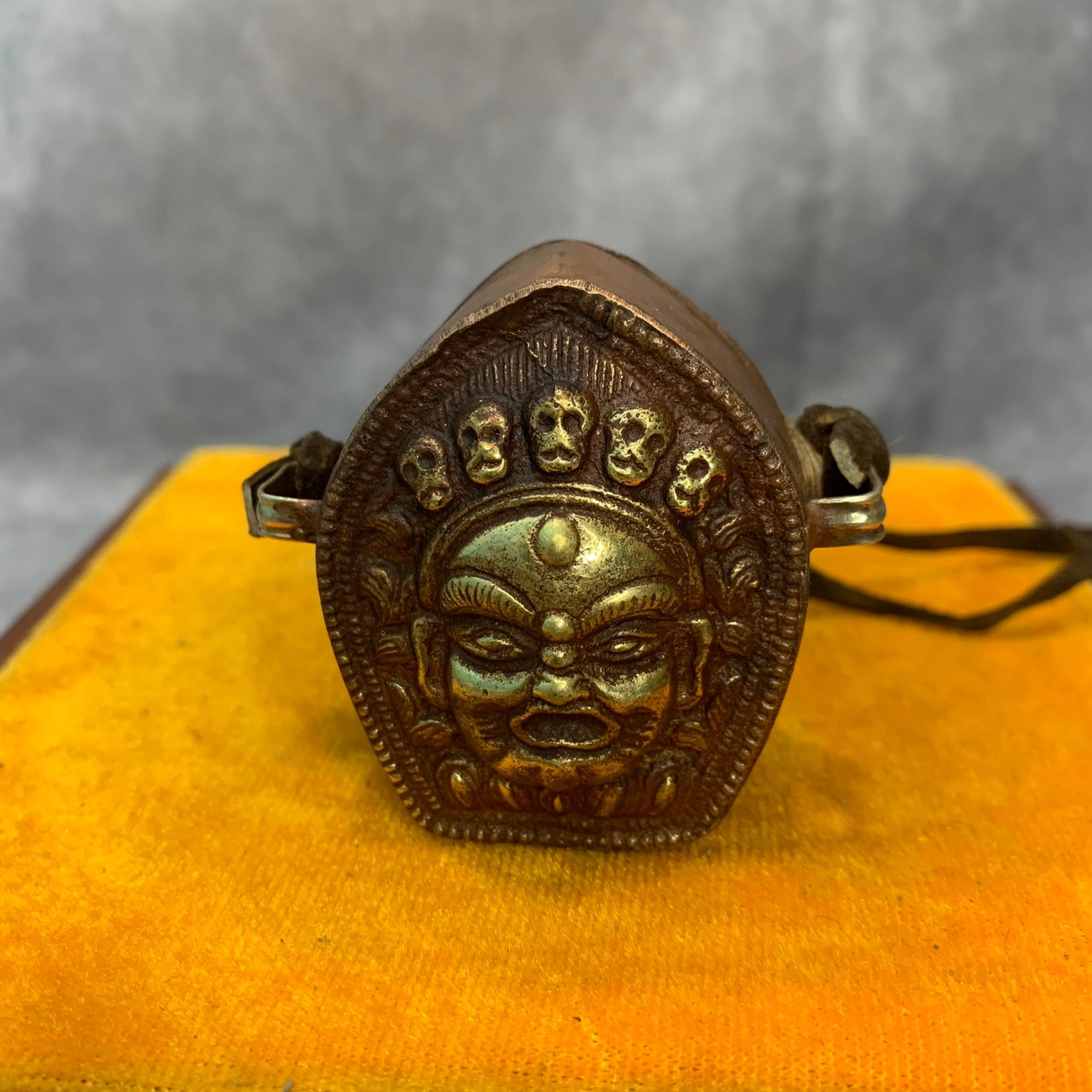 A FINE TIBETAN BUDDHIST INSTRUMENTS PENDANT - 3