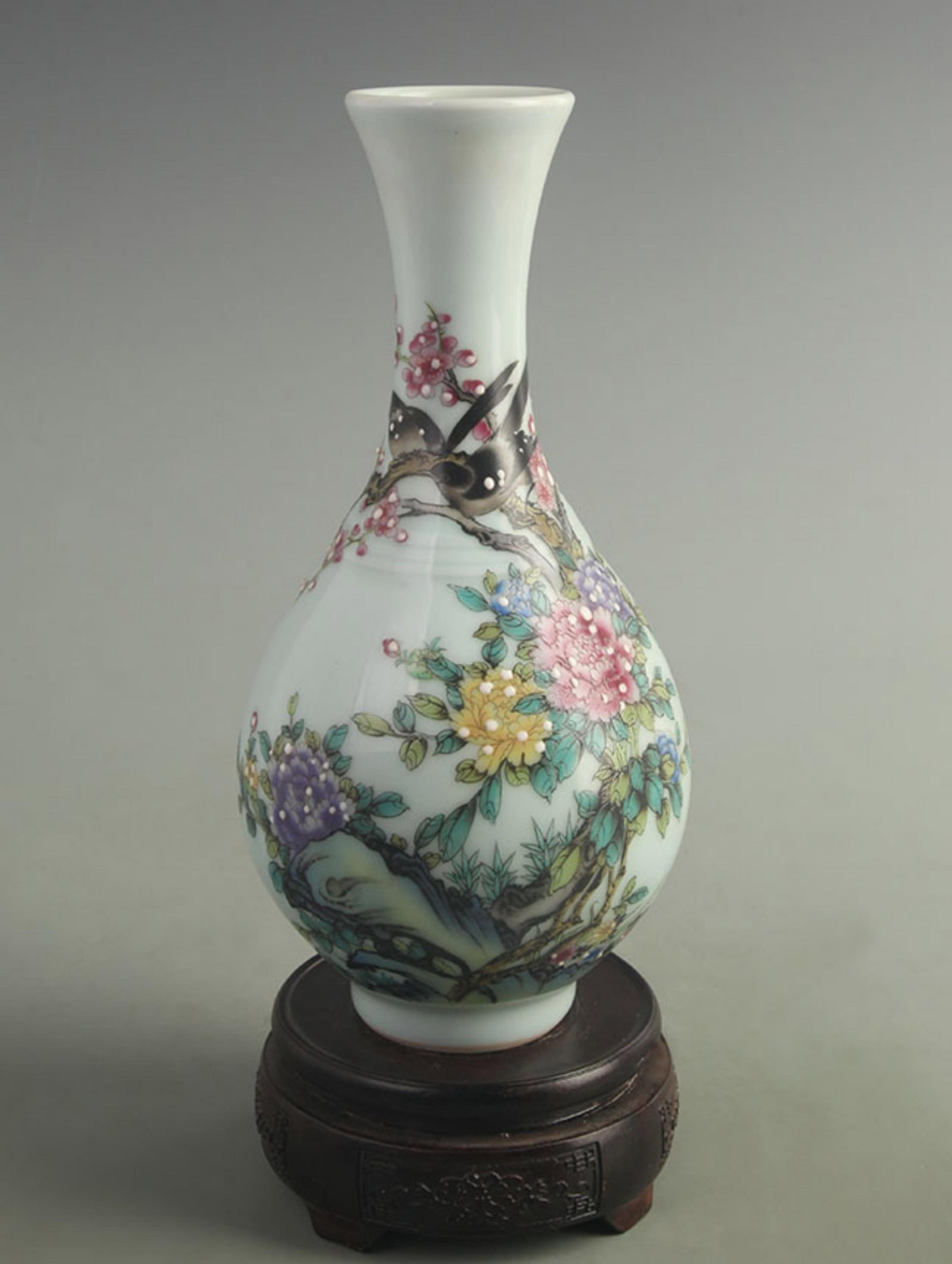 FAMILLE CLOISONNE ENAMEL VASE WITH FLOWER DESIGN: Qing Dynasty Qian Long Period; High: 10.0 inch; Width: 5.00 inch; Woodbase for picture and display only
