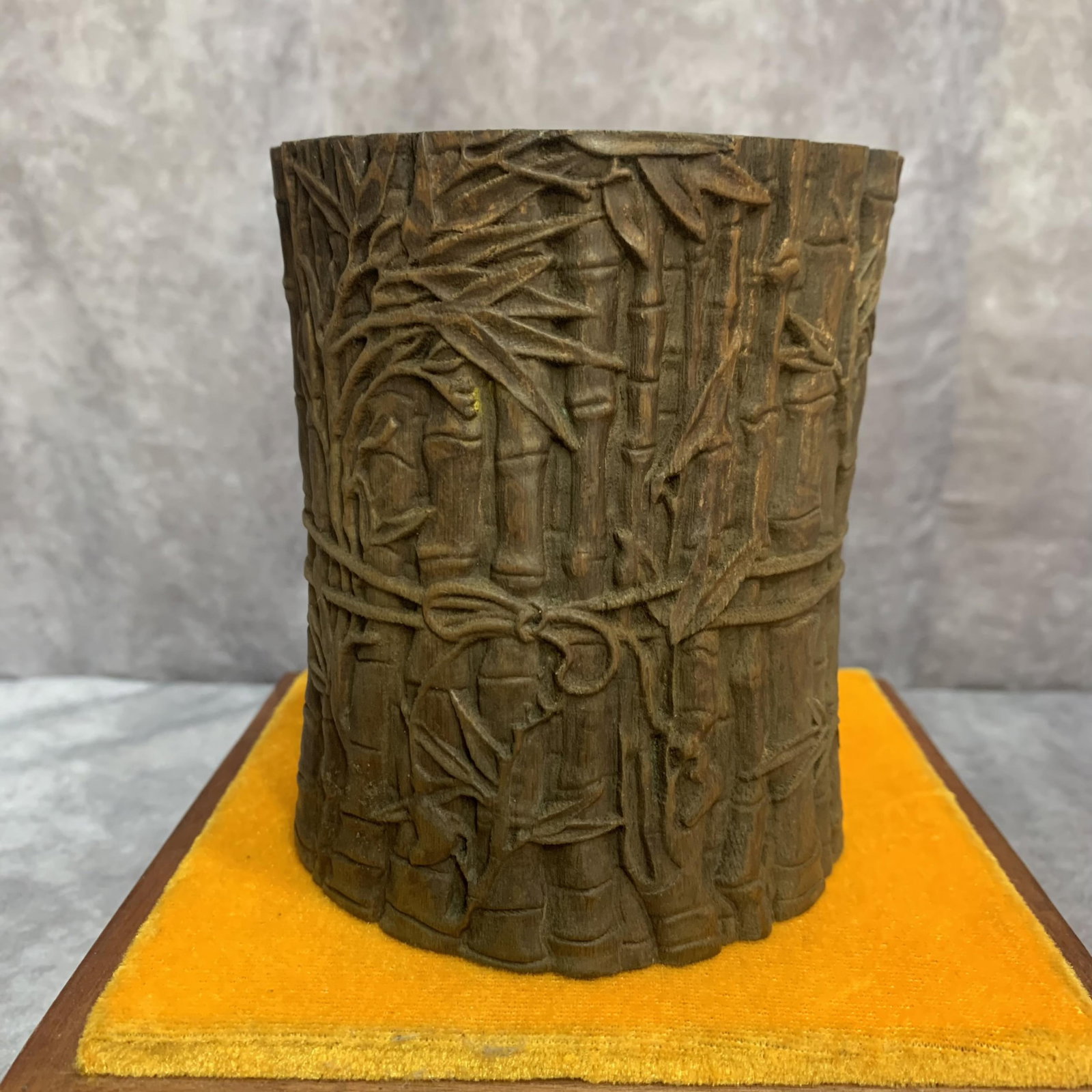 A FINELY CARVED BAMBOO CARVING PEN HOLDER: 20th Century; High: 4.6 inch; Diameter: 3.7 inch; Woodbase for picture and display only