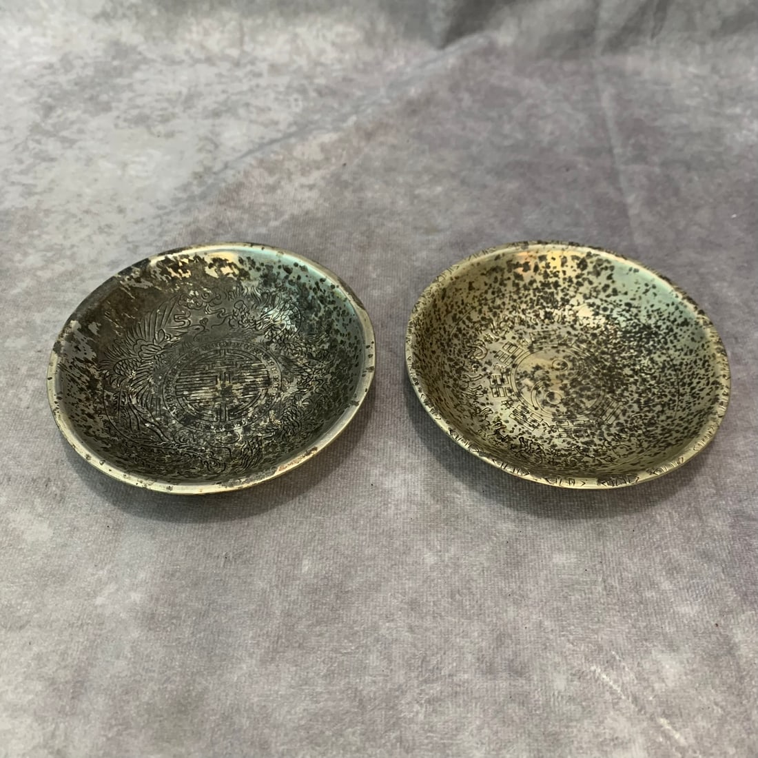 PAIR OF SILVER PLATE WHITE BRONZE SMALL PLATE: 19th Century; High: 1.7 inch; Diameter: 4.4 inch; Woodbase for picture and display only