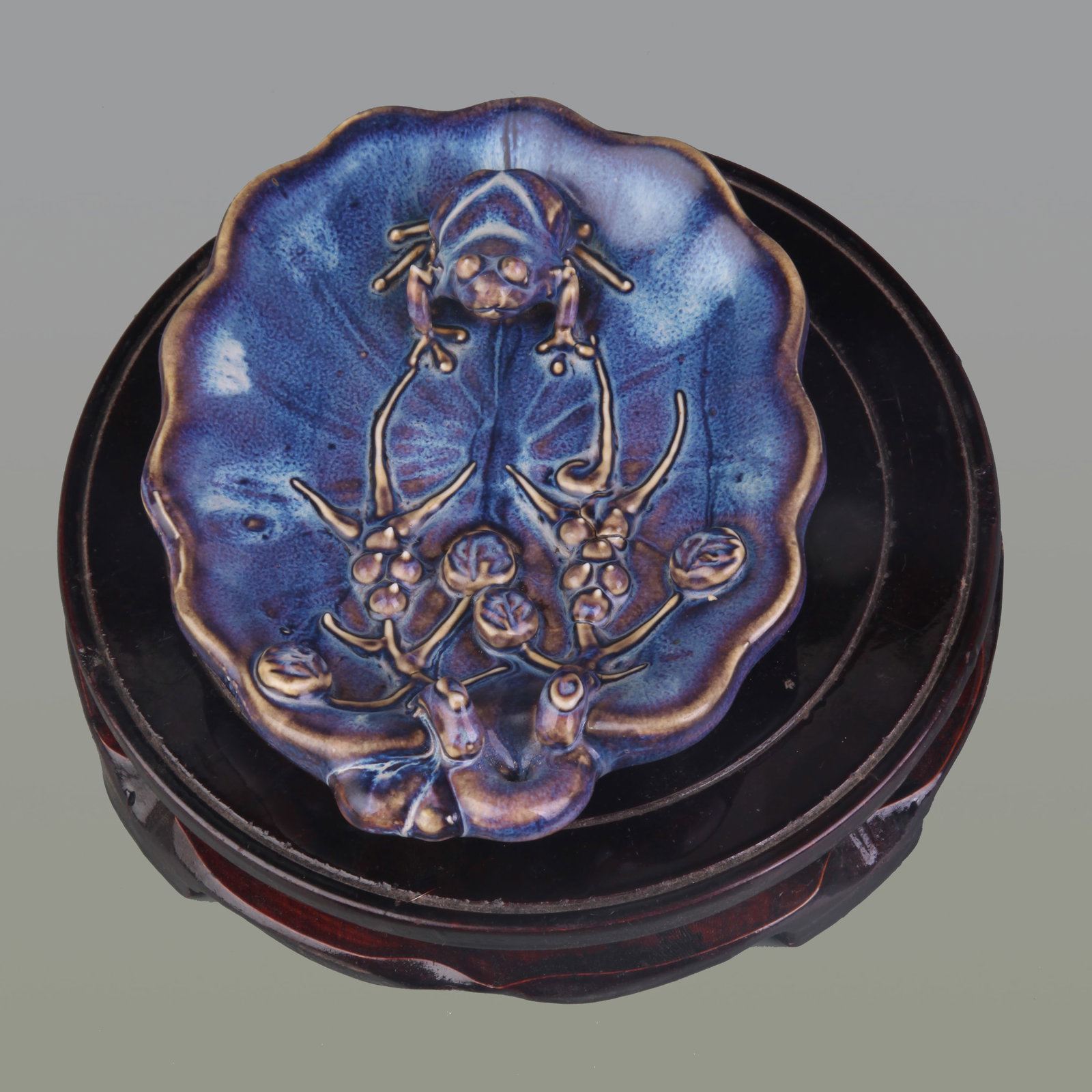 A FINE FROG FIGURE PORCELAIN BRUSH WASHER: Qing Dynasty; Long: 6.0 inch; Woodbase for picture and display only