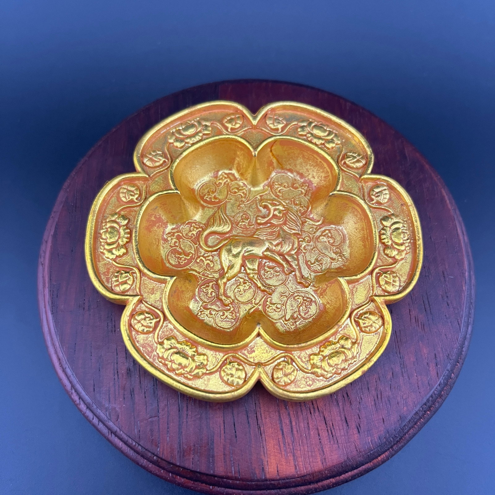 A FINE GILT BRONZE FOO DOG PATTERN PLATE: Modern; Heigh: 0.6 inch; Diameter: 3.7 inch; Woodbase for picture and display only