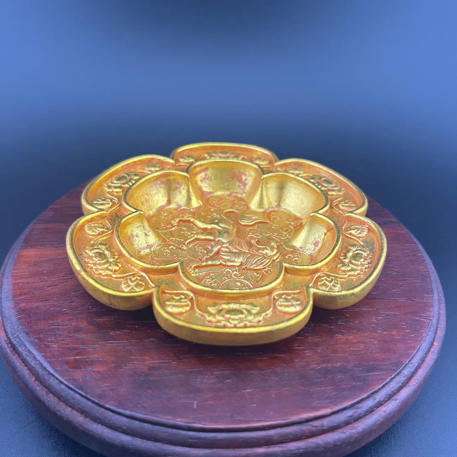 A FINE GILT BRONZE FOO DOG PATTERN PLATE - 3