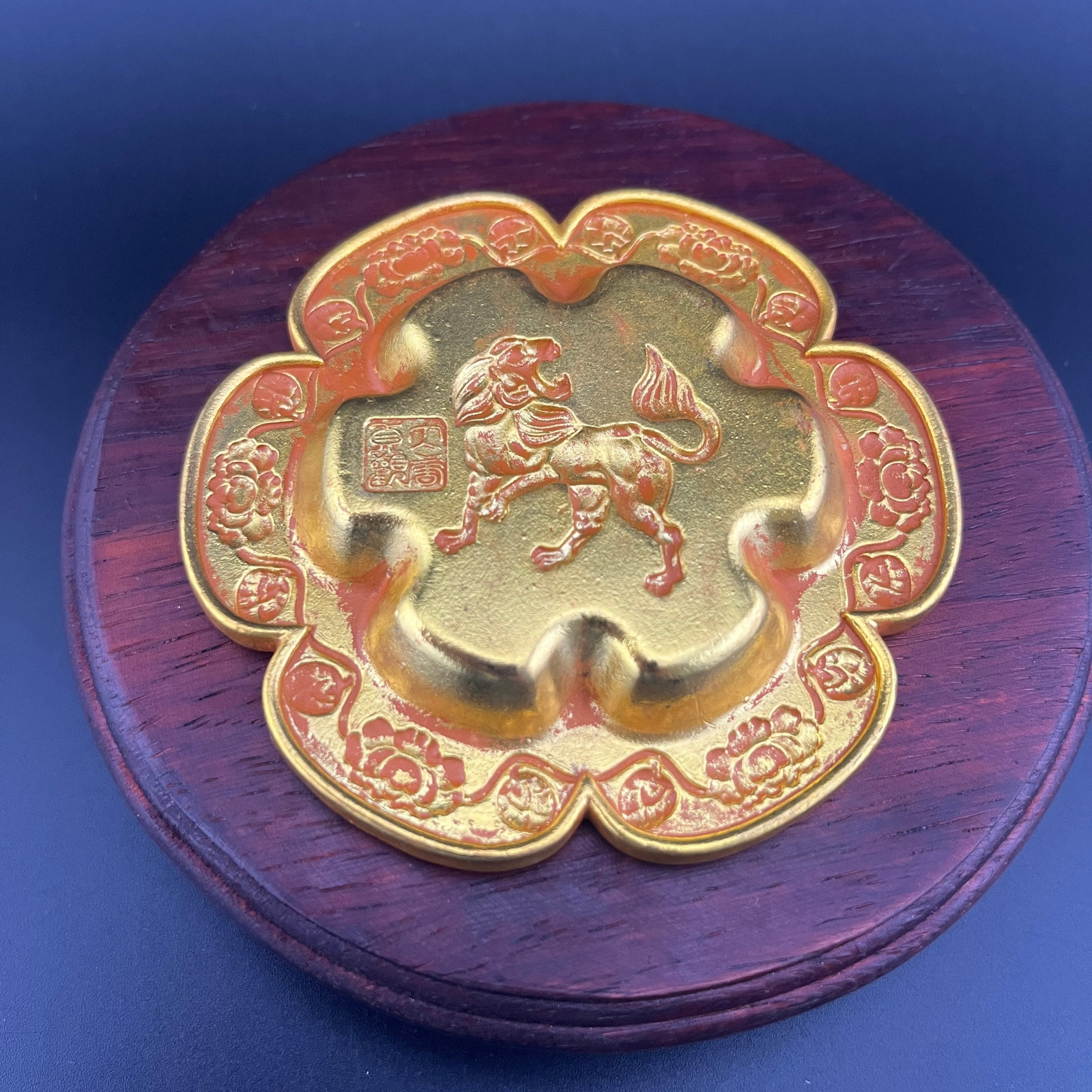 A FINE GILT BRONZE FOO DOG PATTERN PLATE - 4
