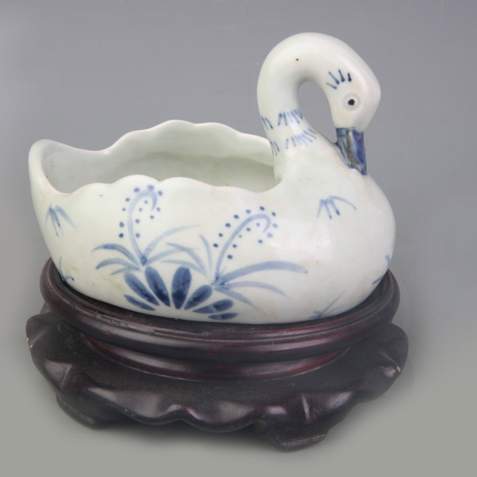 A FINE BLUE AND WHITE GOOSE FIGURE PORCELAIN BRUSH WASHER: Qing Dynasty; Long: 5.0 inch; High: 3.5 inch; Woodbase for picture and display only