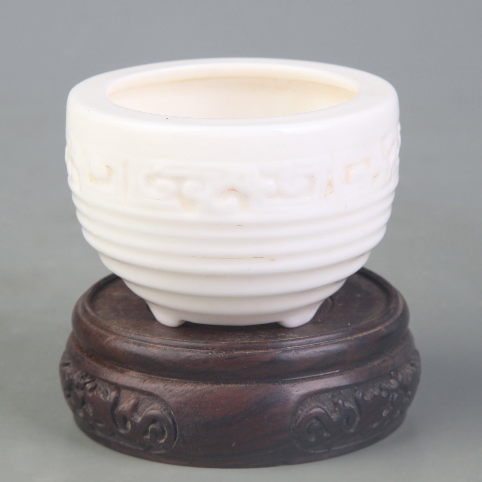 A FINE DEHUA WHITE PORCELAIN BLANC-DE-CHINE SMALL BOWL: Qing Dynasty; Diameter: 2.8 inch; High: 2.0 inch; Woodbase for picture and display only