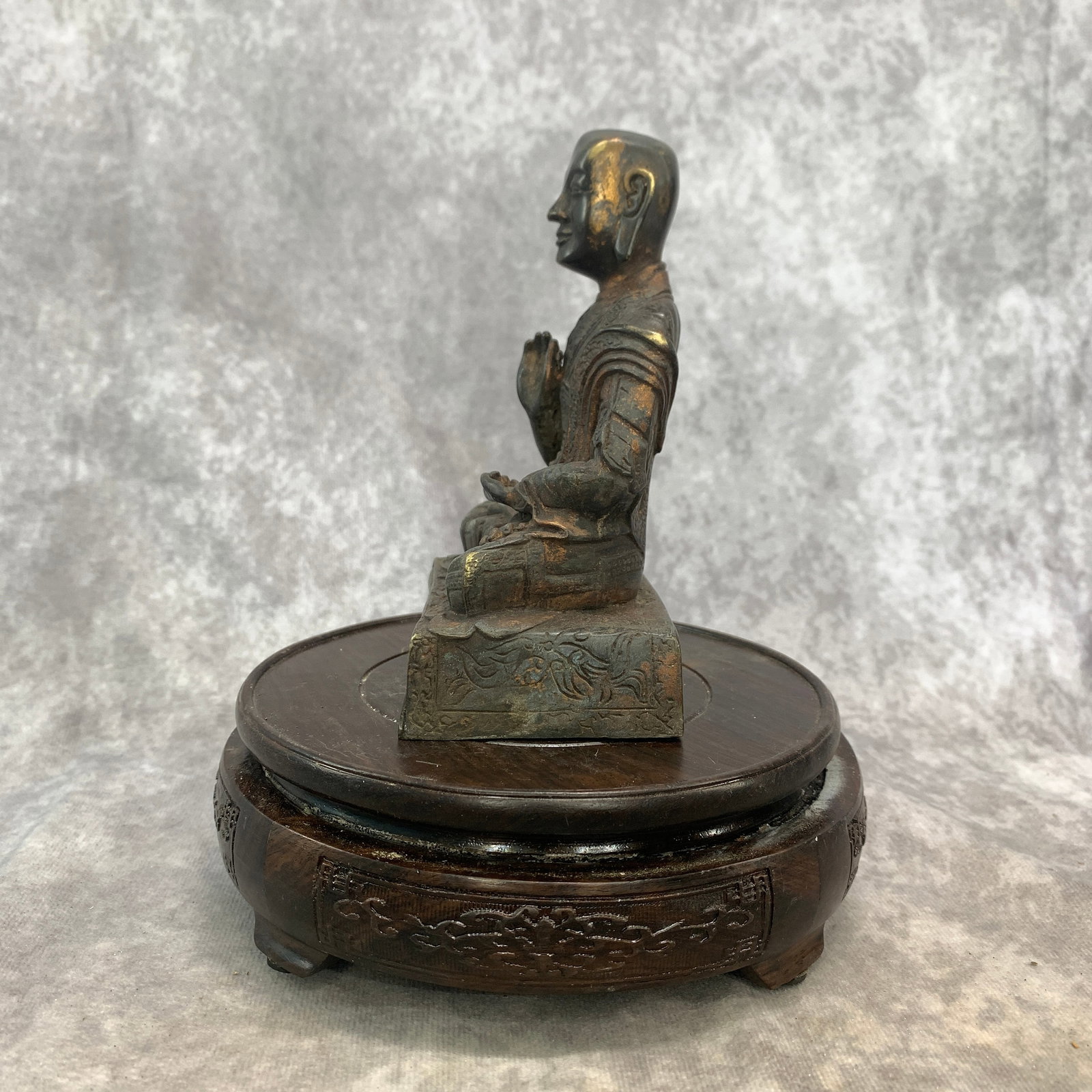 A FINE BRONZE SEATED ARHAT - 2