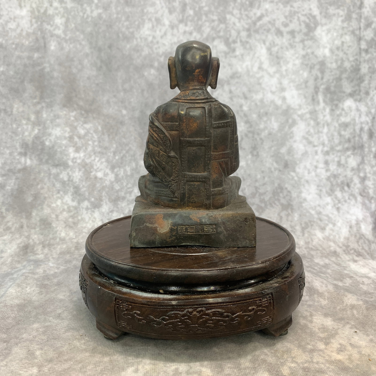 A FINE BRONZE SEATED ARHAT - 3