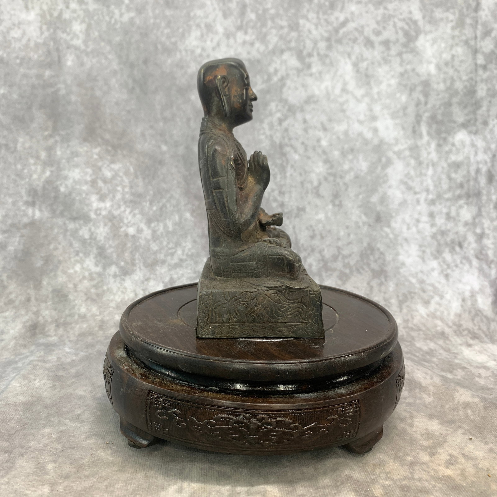 A FINE BRONZE SEATED ARHAT - 4