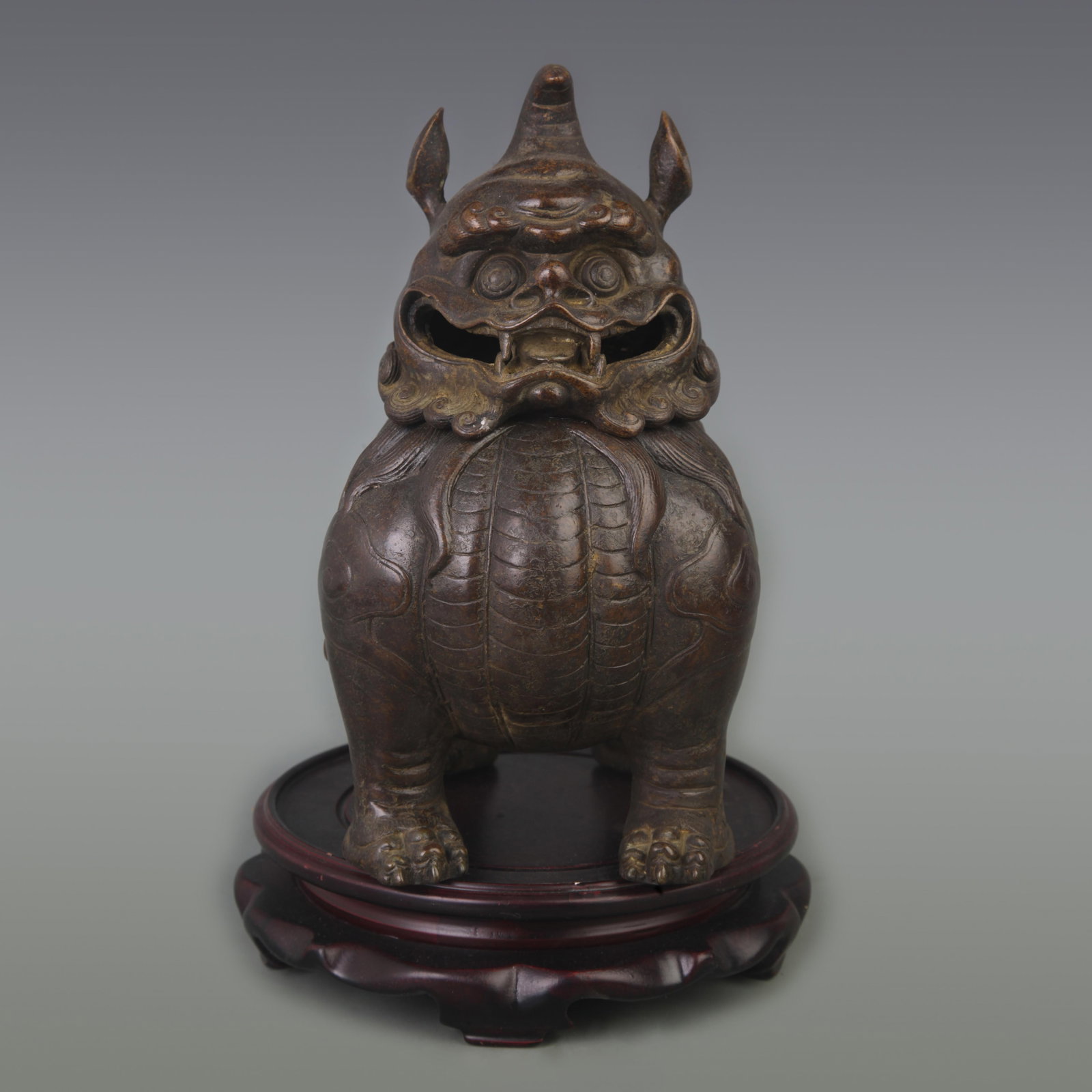 A FINE BRONZE ANIMAL HEAD SHAPED INCENSE BURNER: Ming Dynasty Style; Long: 9.0 inch; Width: 5.2 inch; High: 9.8 inch; Woodbase for picture and display only