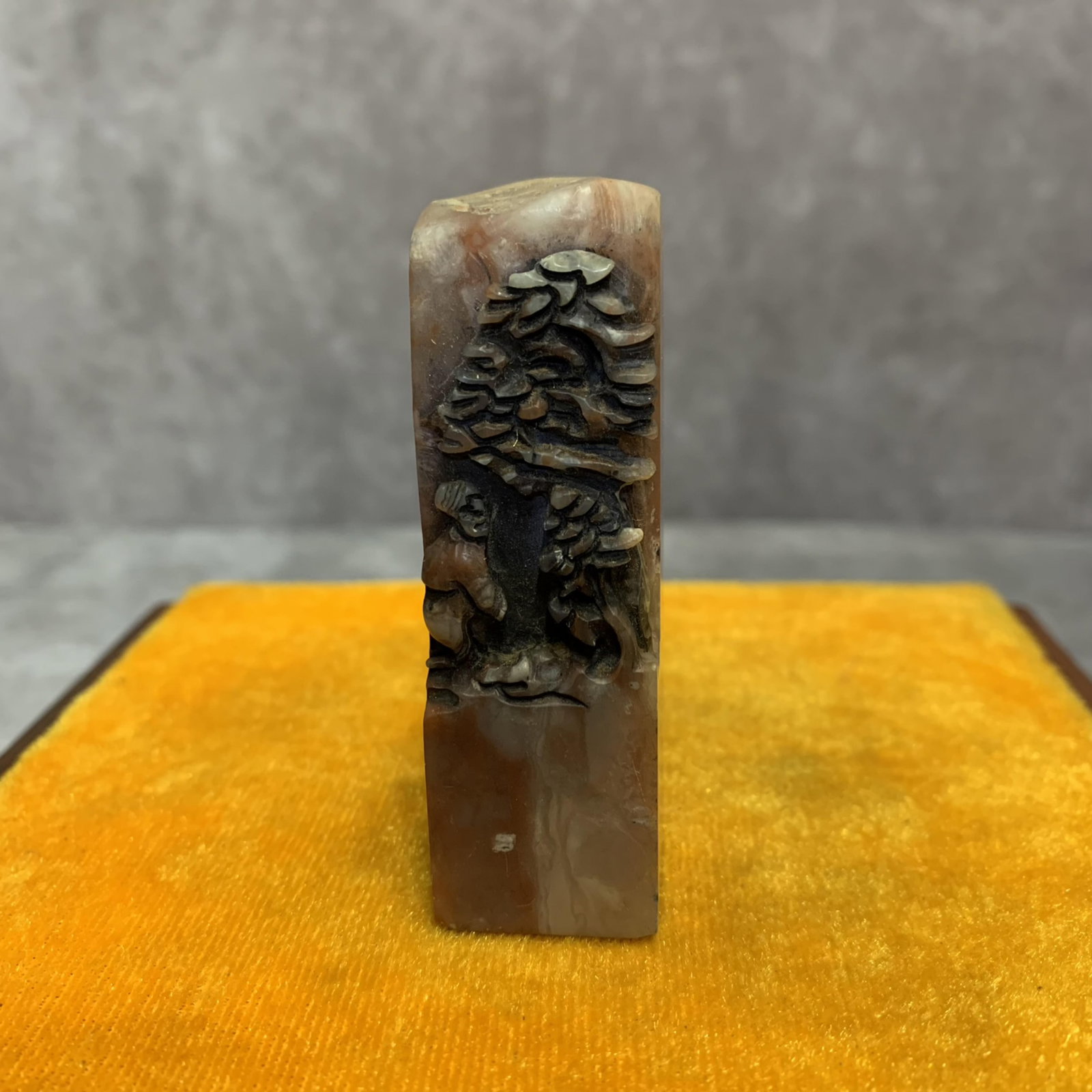 A FINE CARVED SHOUSHAN STONE SEAL (1 of 5)