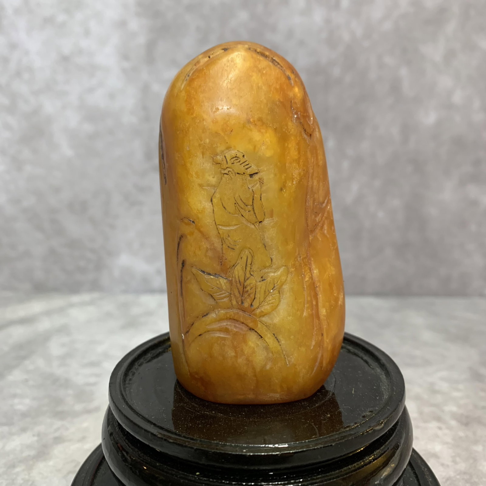 A FINELY CARVED SHOU SHAN STONE SEAL: Modern; High: 3.4 inch; Width: 1.8 inch; Diameter: 0.9 inch; Woodbase for picture and display only