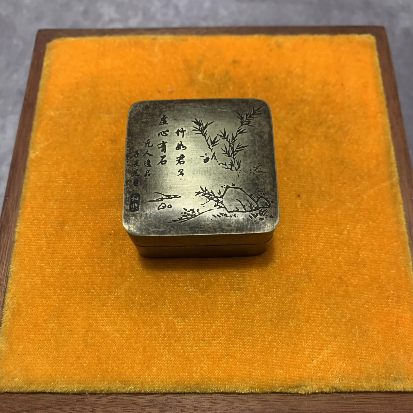 A FINELY CARVED BRONZE INK BOX: Modern; Long: 1.2 inch; Width: 1.9 inch; High: 1.9 inch; Woodbase for picture and display only