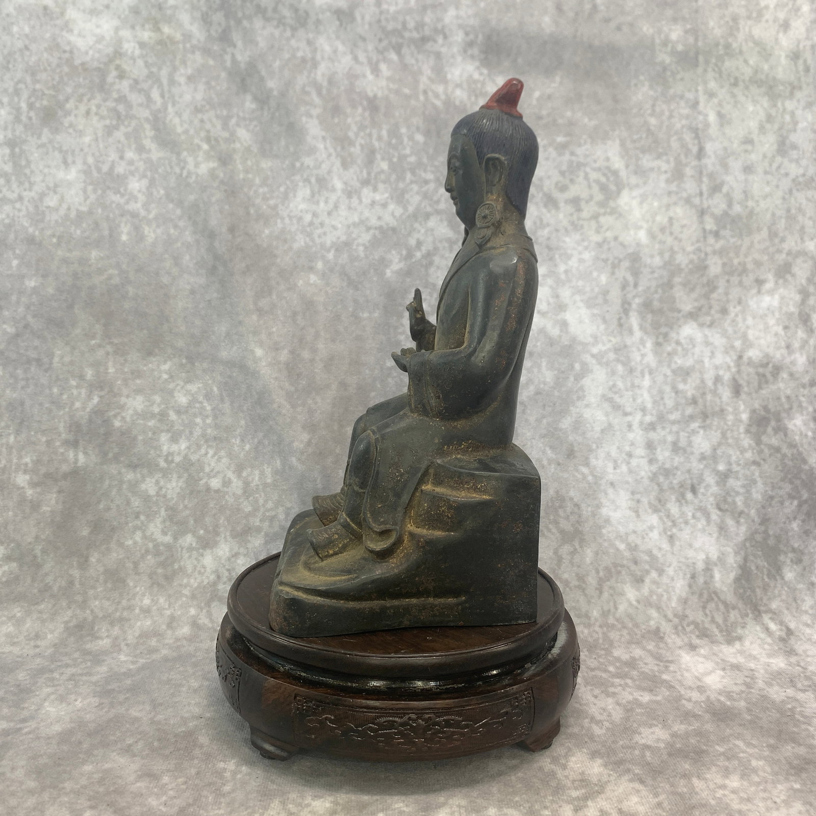 A FINE BRONZE SEATED IMMORTAL - 2