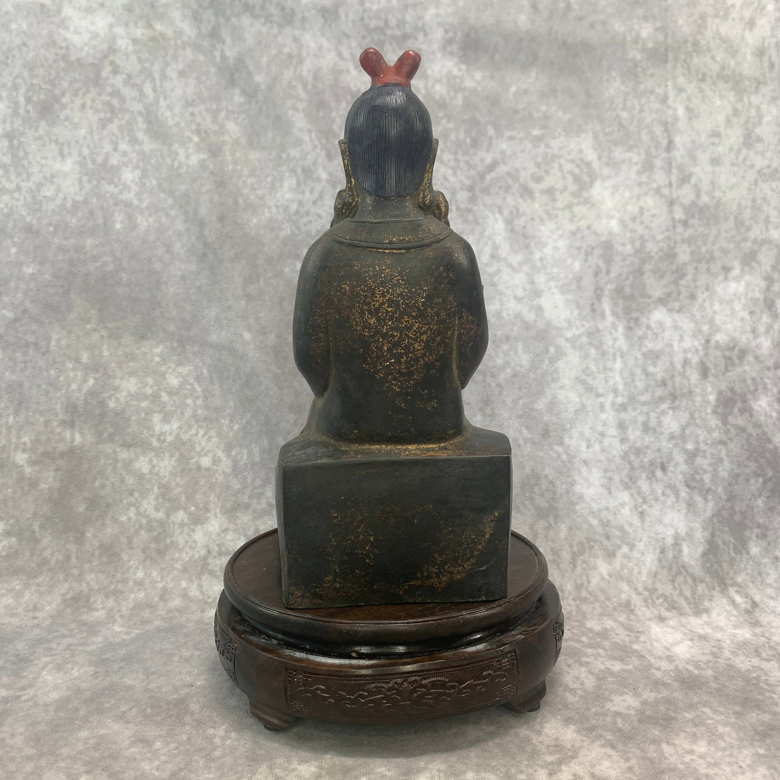 A FINE BRONZE SEATED IMMORTAL - 3