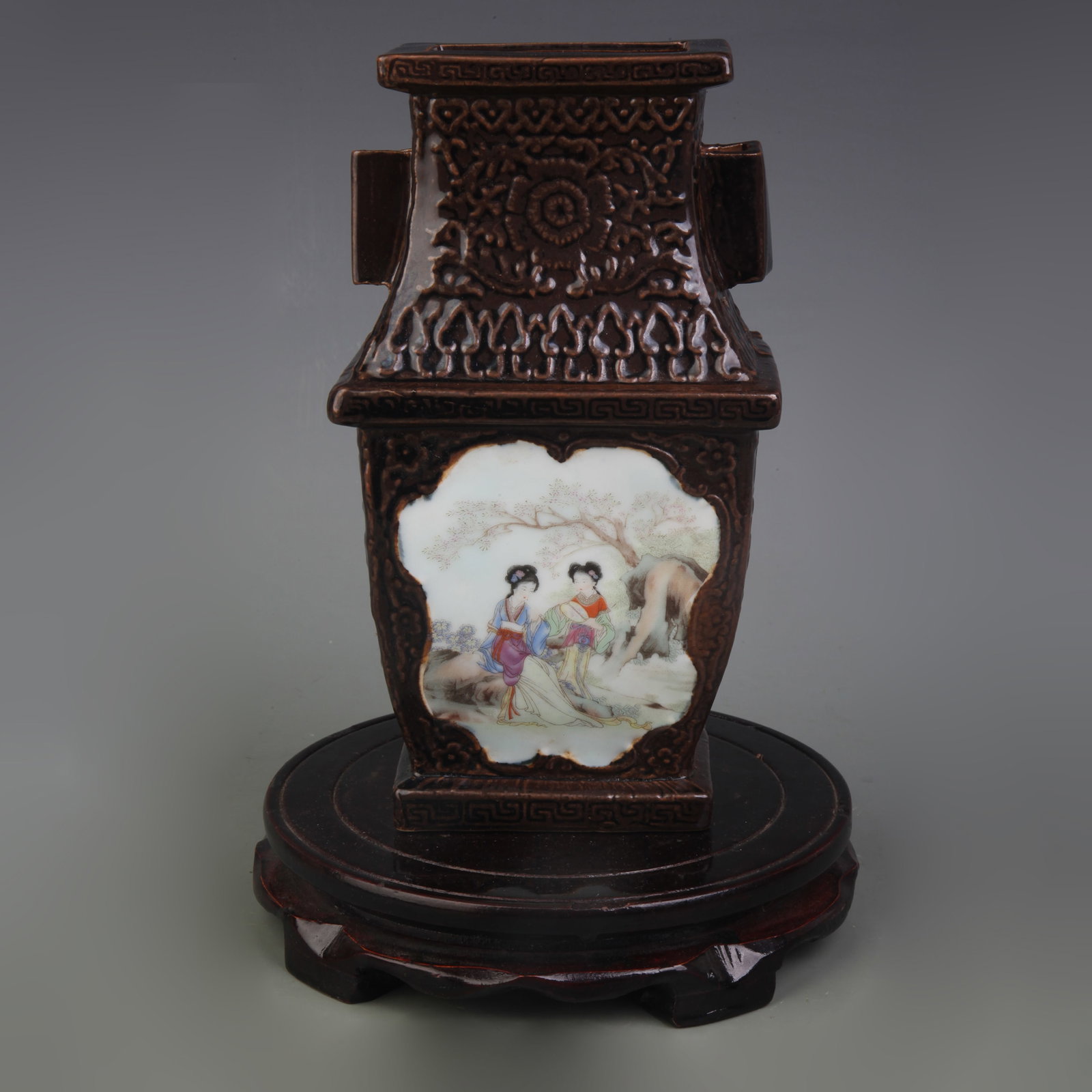 FAMILLE ROSE SQUARE VASE WITH SOY COLOR GLAZE AND FIGURE DESIGN: Qing Dynasty Qian Long Period, Width: 4.7 inch; High: 8.4 inch; Woodbase for picture and display only