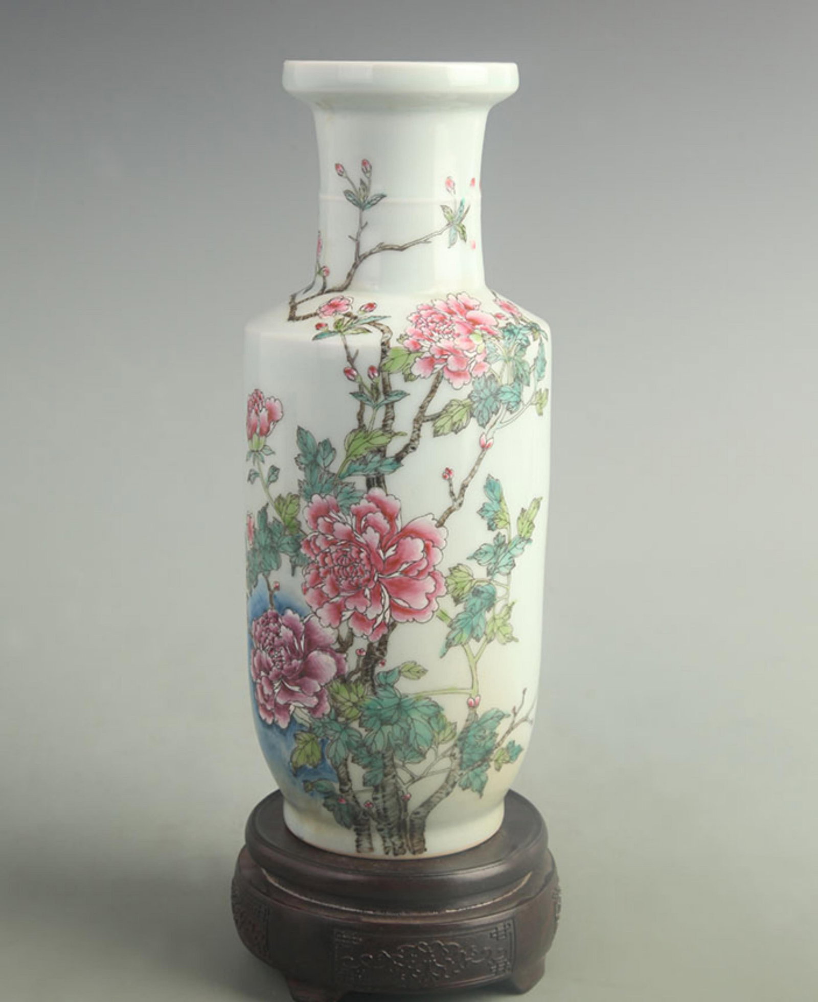 A FAMILLE ROSE PEONY ROULEAU PORCELAIN VASE: Qing Dynasty Kang Xi Period; High: 10.8 inch; Width: 4.00 inch; Woodbase for picture and display only