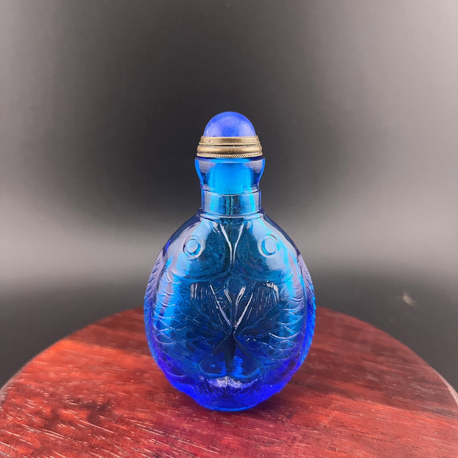 A FINE BLUE GLASS MADE SNUFF BOTTLE (1 of 6)