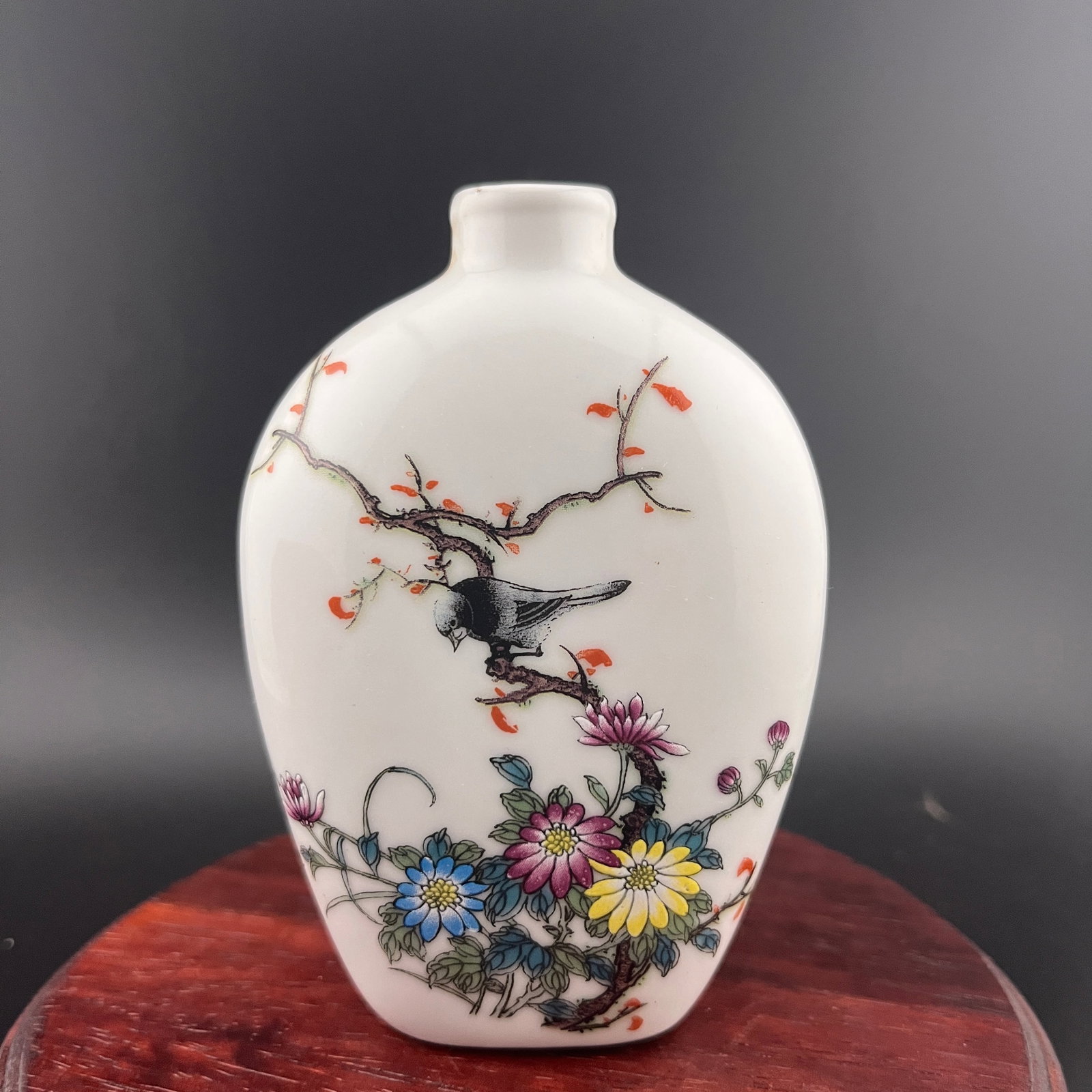 A FINE BLUE AND WHITE PORCELAIN SNUFF BOTTE: Modern; Long: 2.7 inch; Width:1.28 inch; Heigh: 3.92 inch; Woodbase for picture and display only