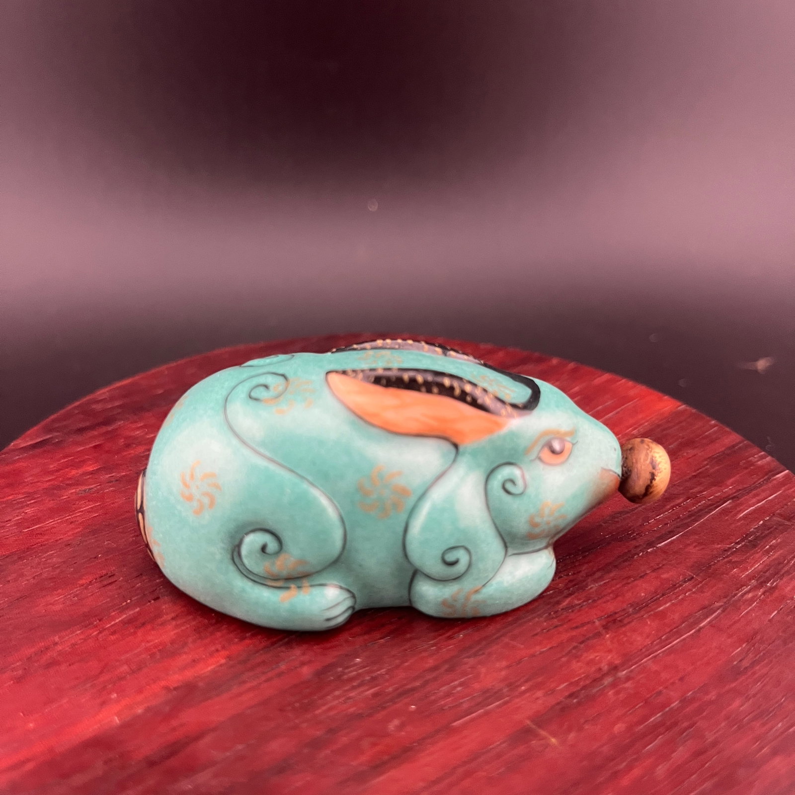 A FINE DOUCAI COLOR RABBIT FIGURE SNUFF BOTTLE: Qing Dynasty; Long: 2.6 inch; Width:1.4 inch; Heigh: 1 inch; Woodbase for picture and display only